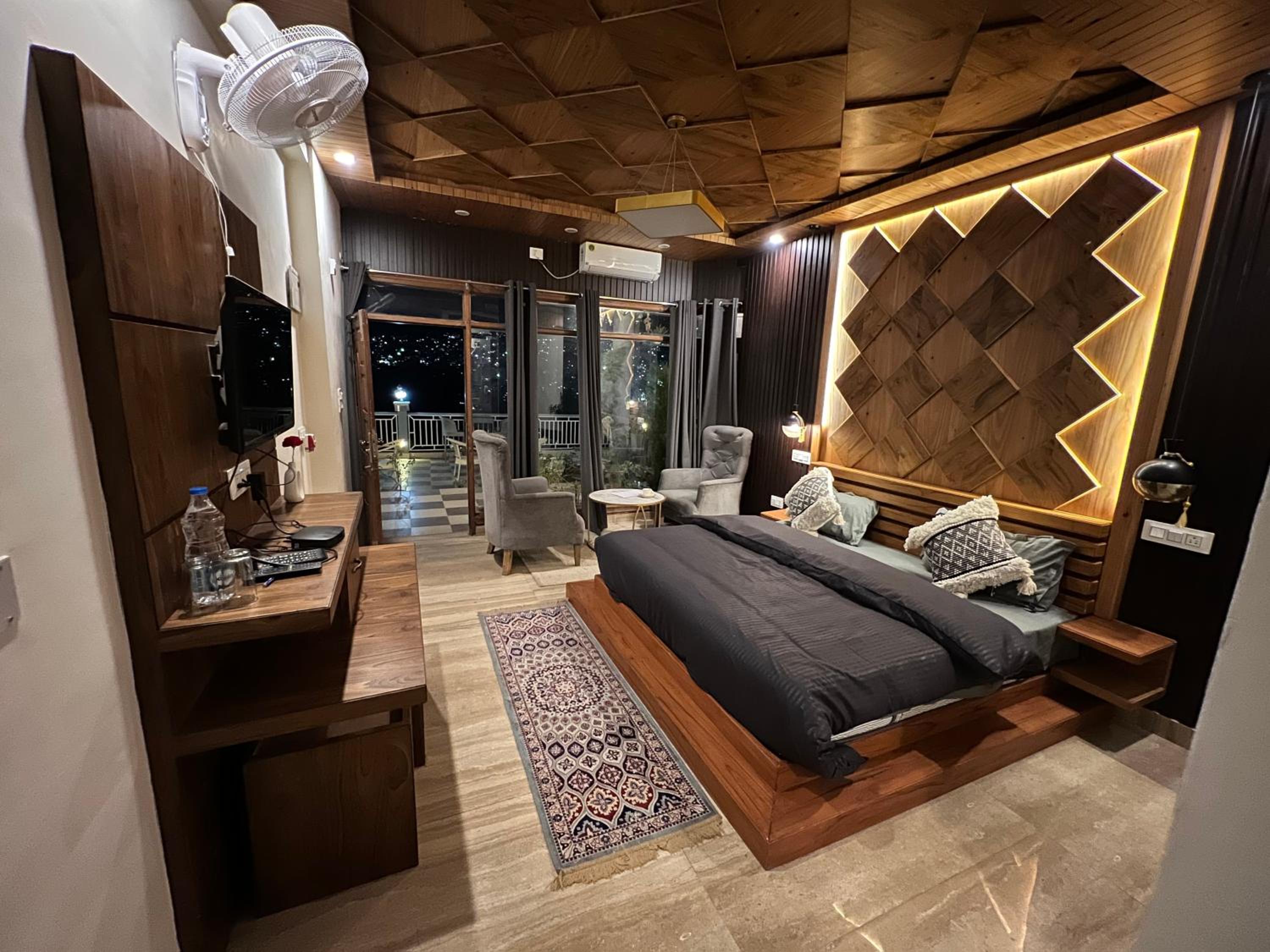 Deluxe King Room - Photo 1