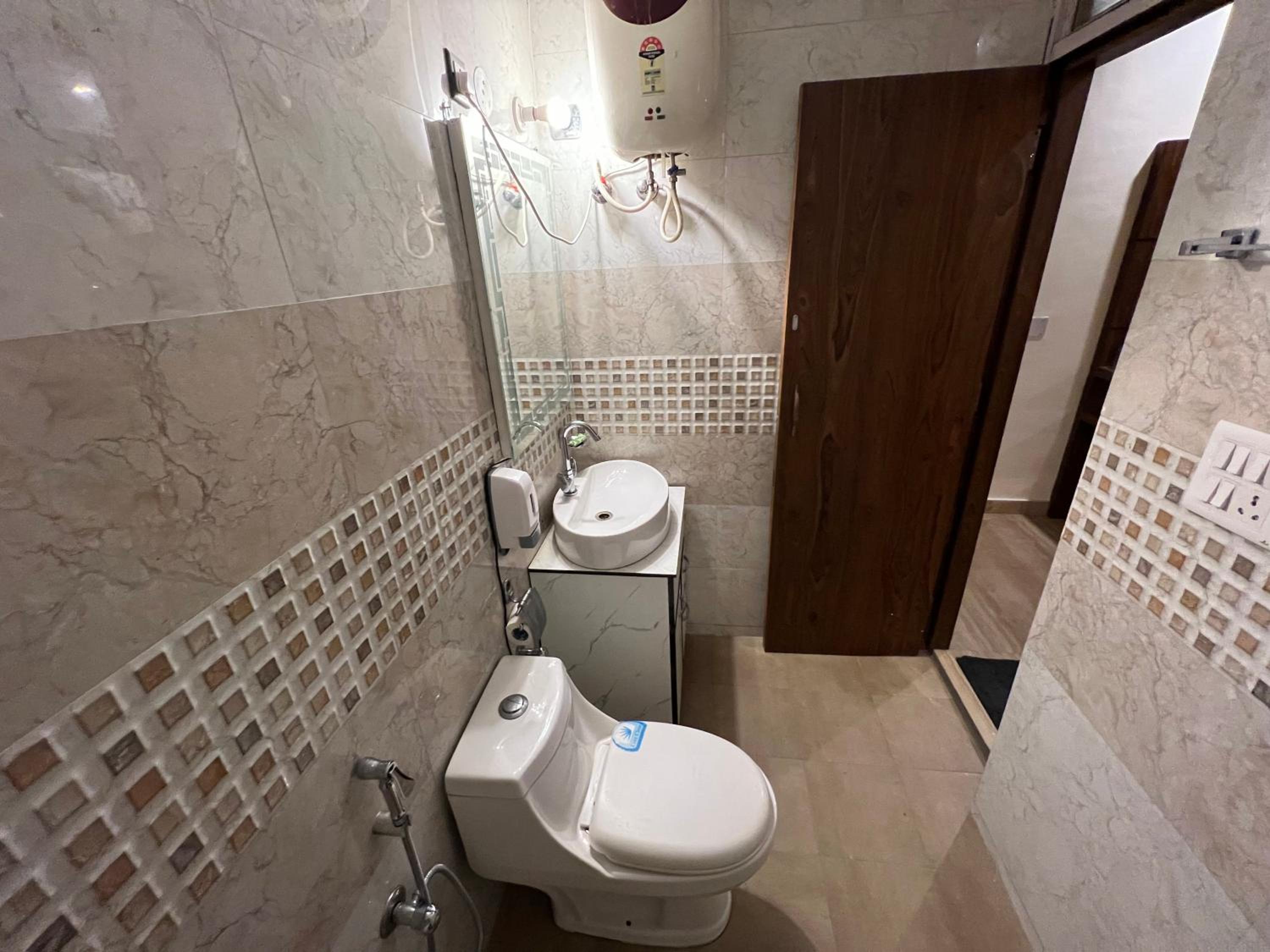 Deluxe King Room - Photo 5