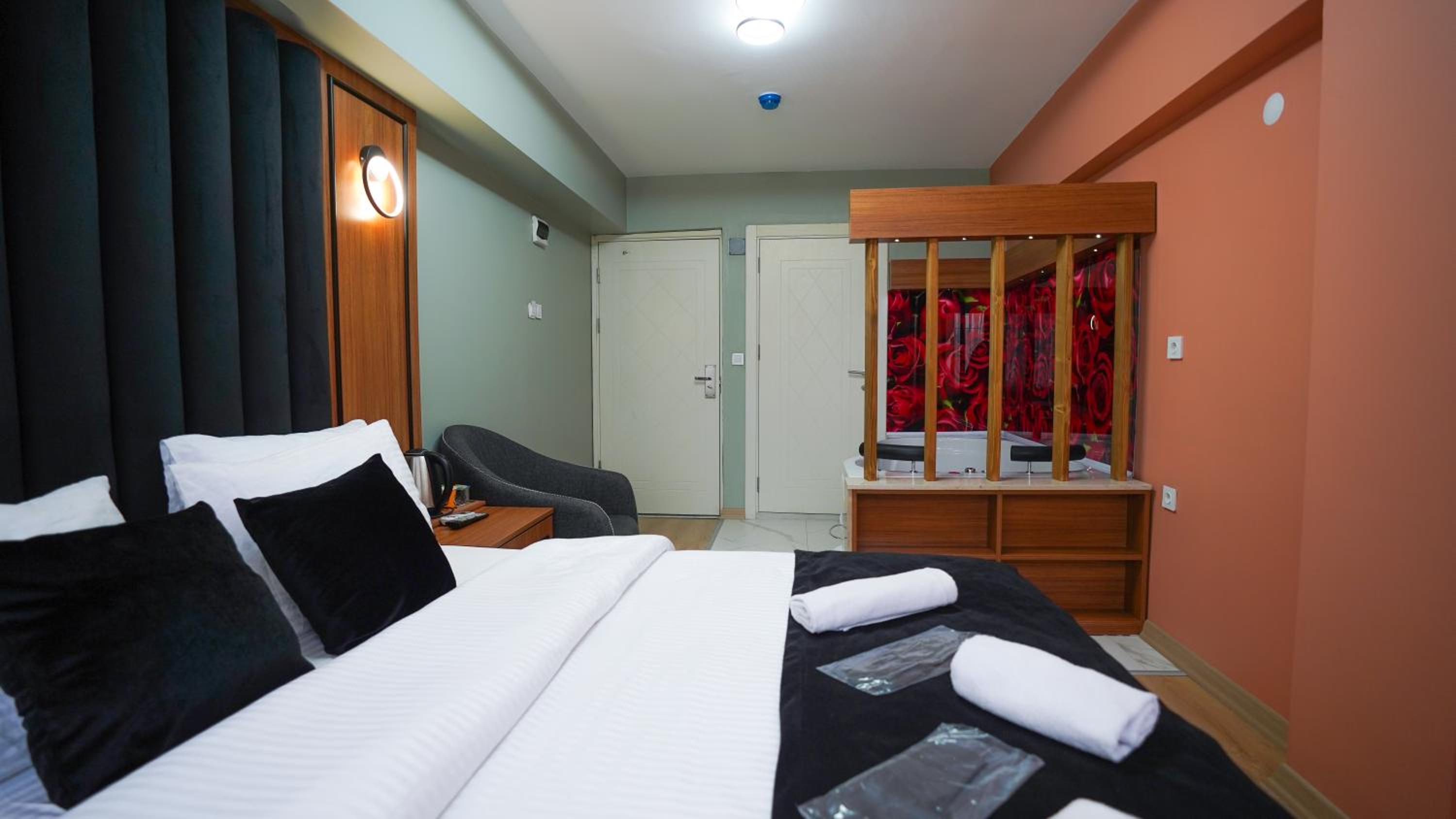 Suite with Spa Bath photo 2