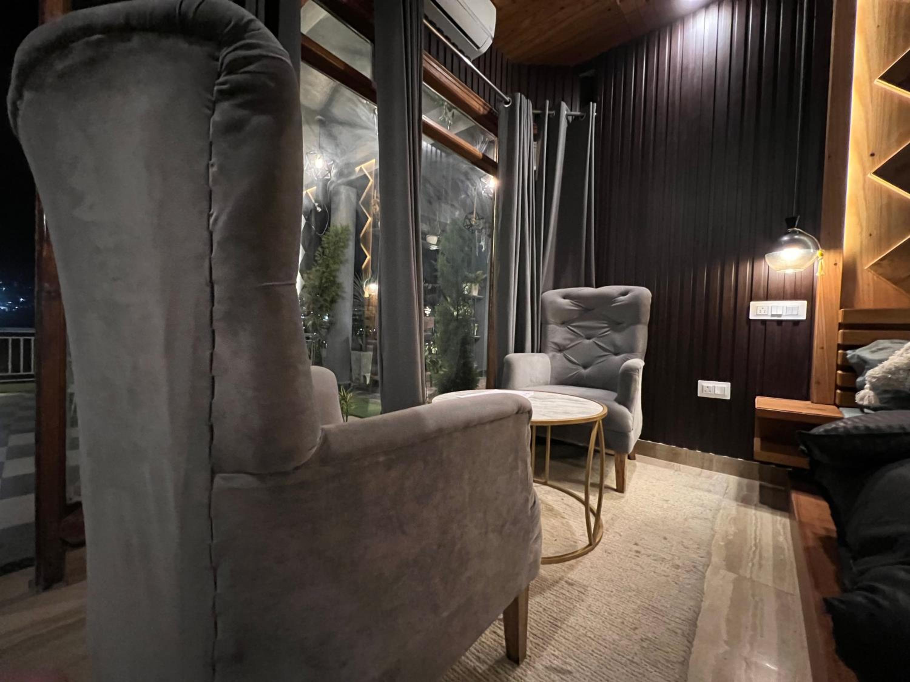Deluxe King Room - Photo 6