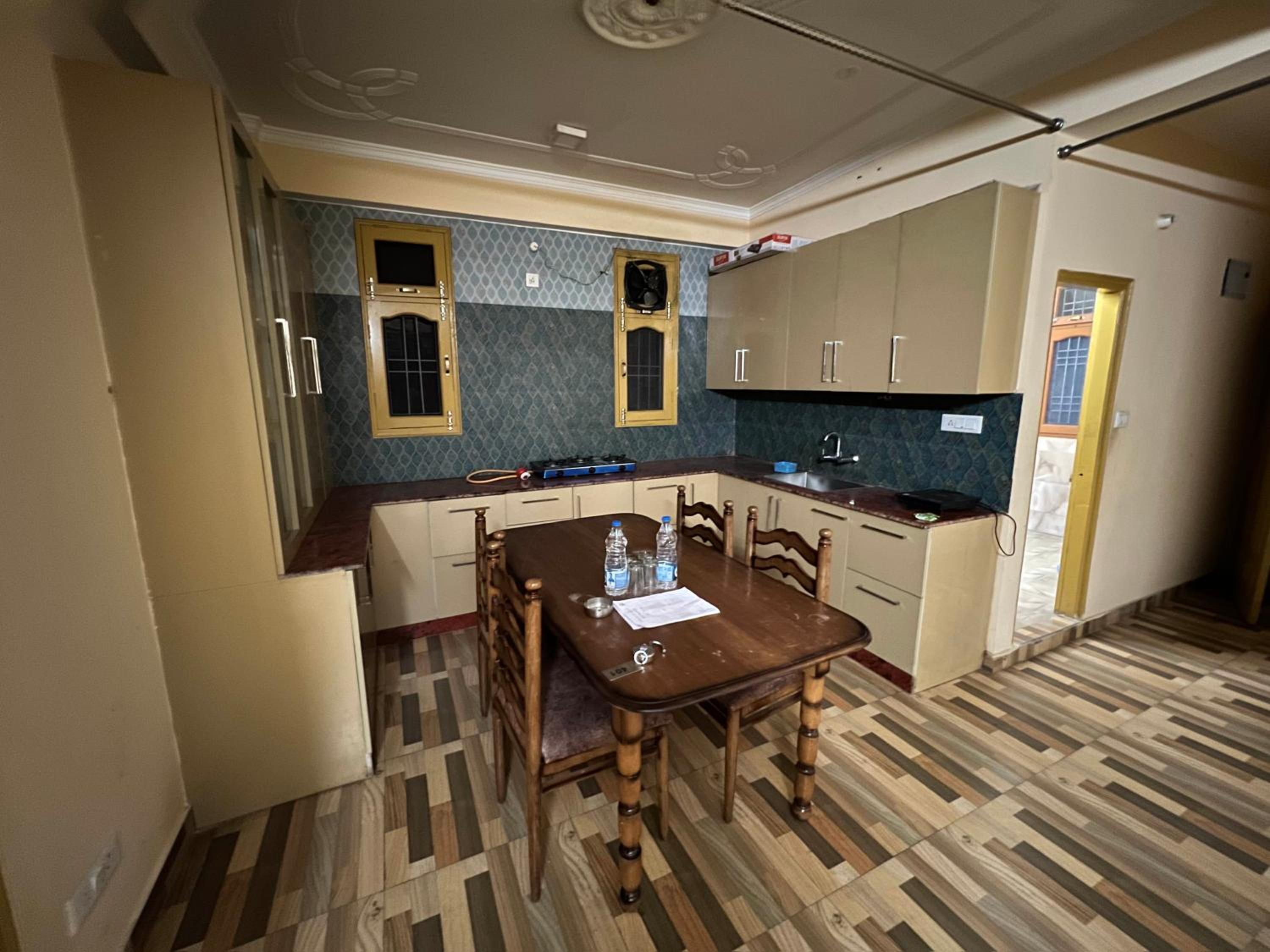 Apartment with Mountain View - Photo 3