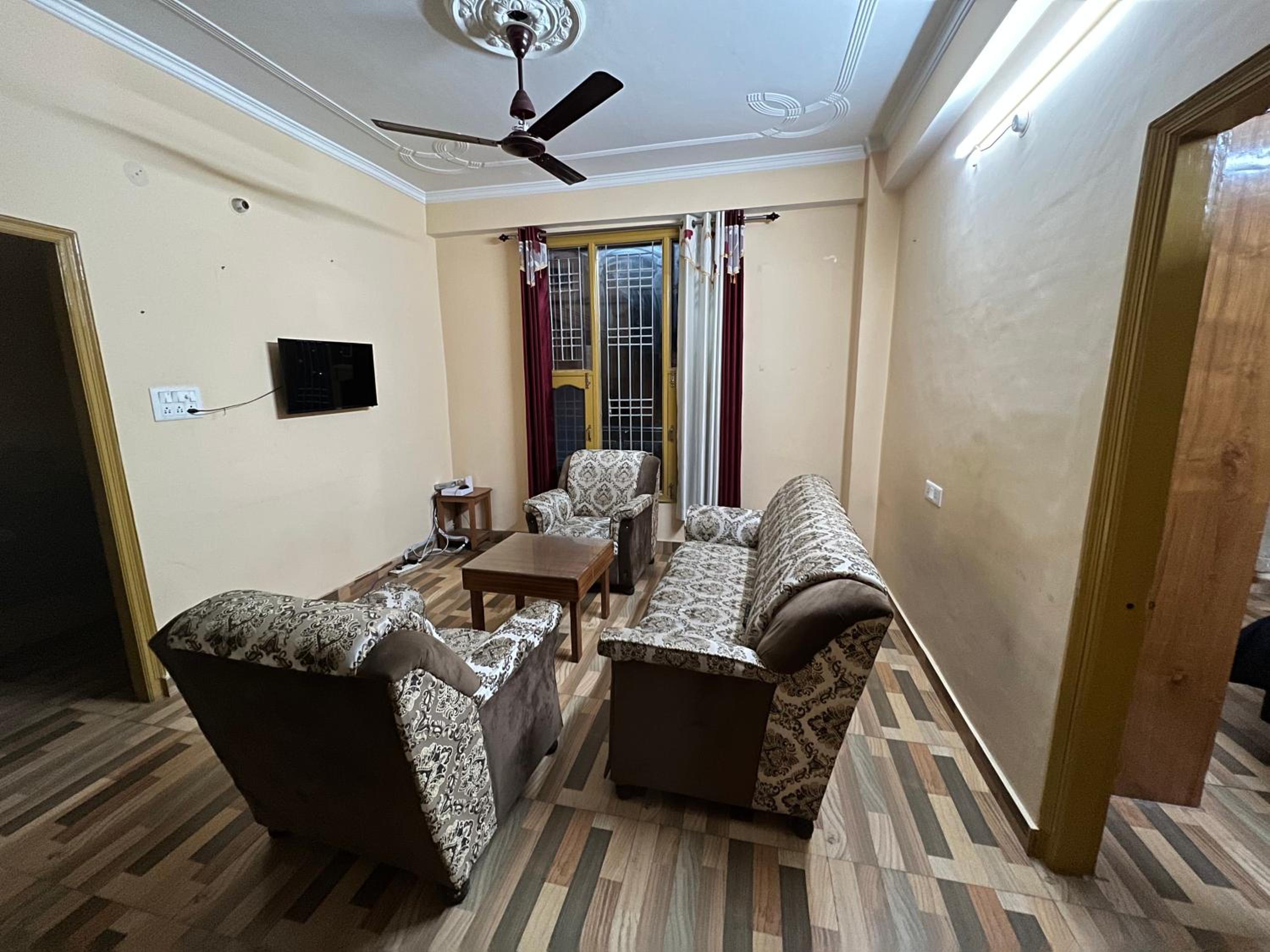 Apartment with Mountain View - Photo 1