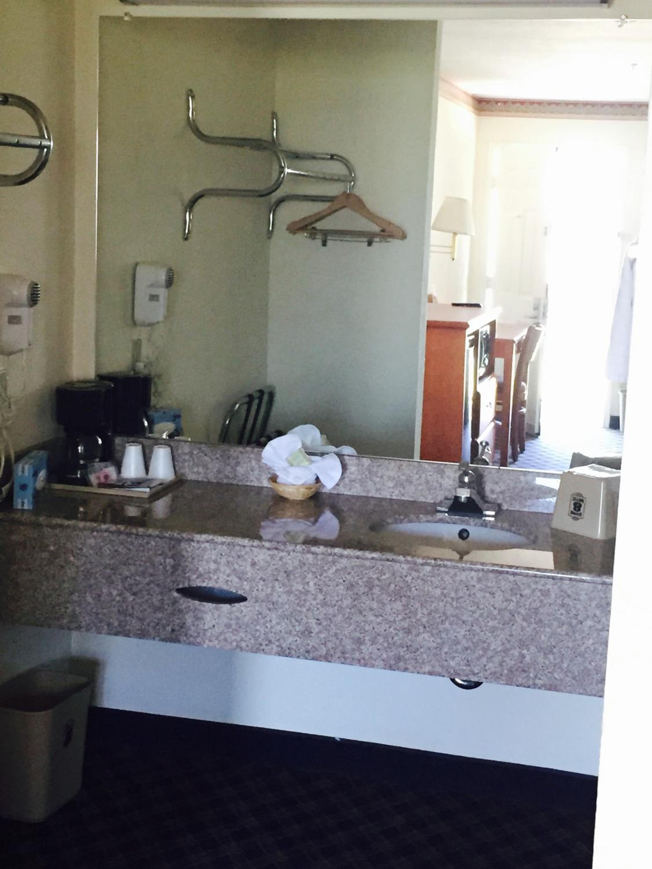 Queen Room with Two Queen Beds and Roll-In Shower - Mobility Accessible/Non-Smoking - Photo 4