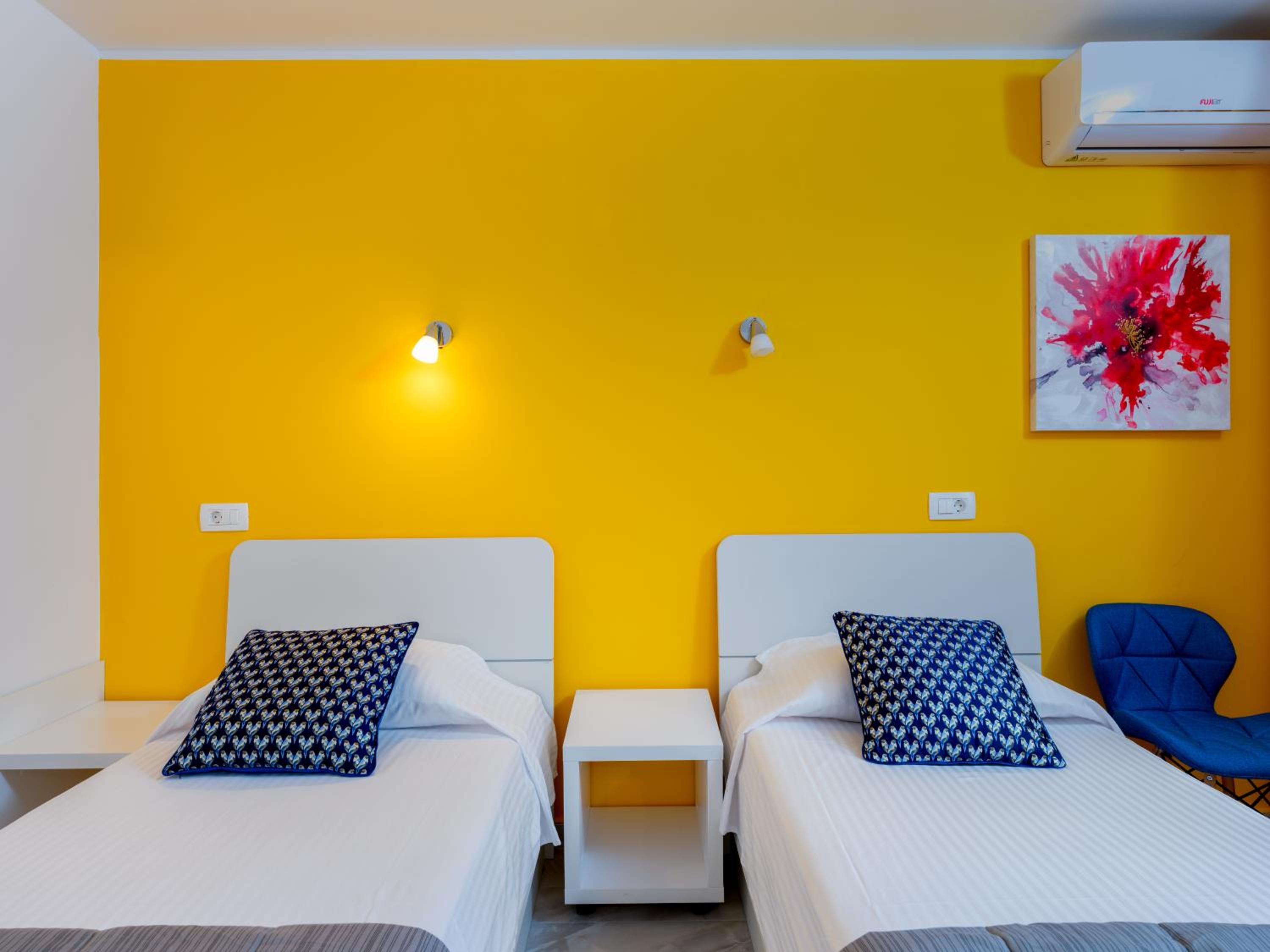 Twin Room thumbnail 5