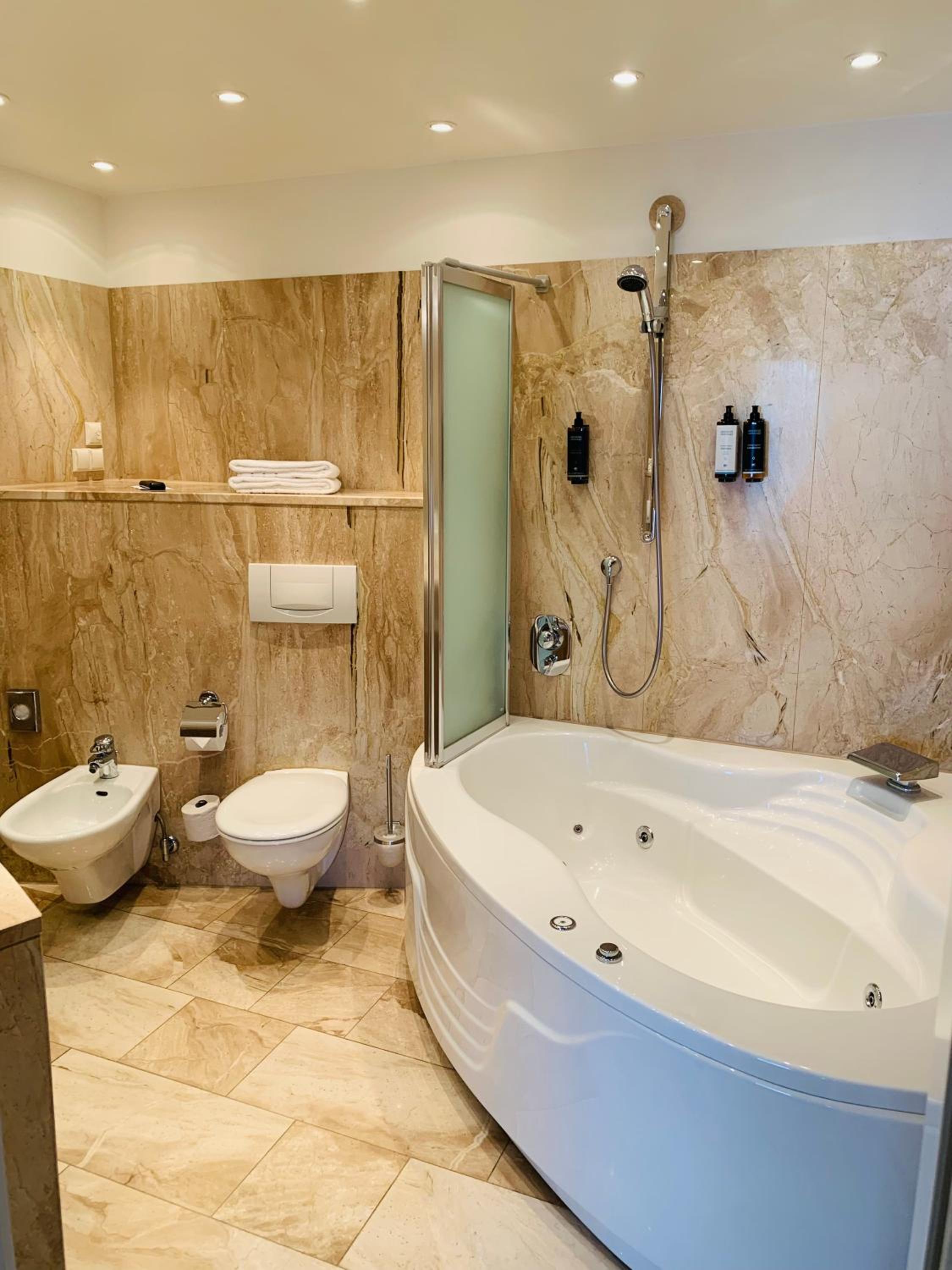 Giant Suite - Photo 2