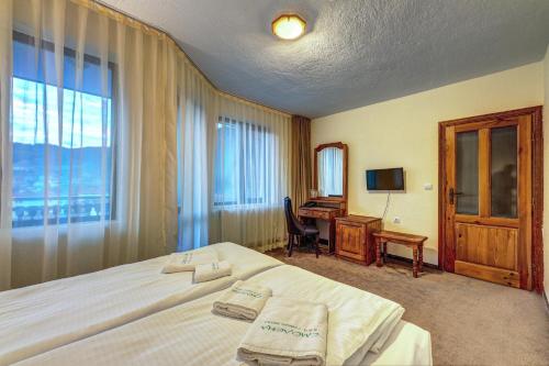 Double or Twin Room with Terrace photo 2