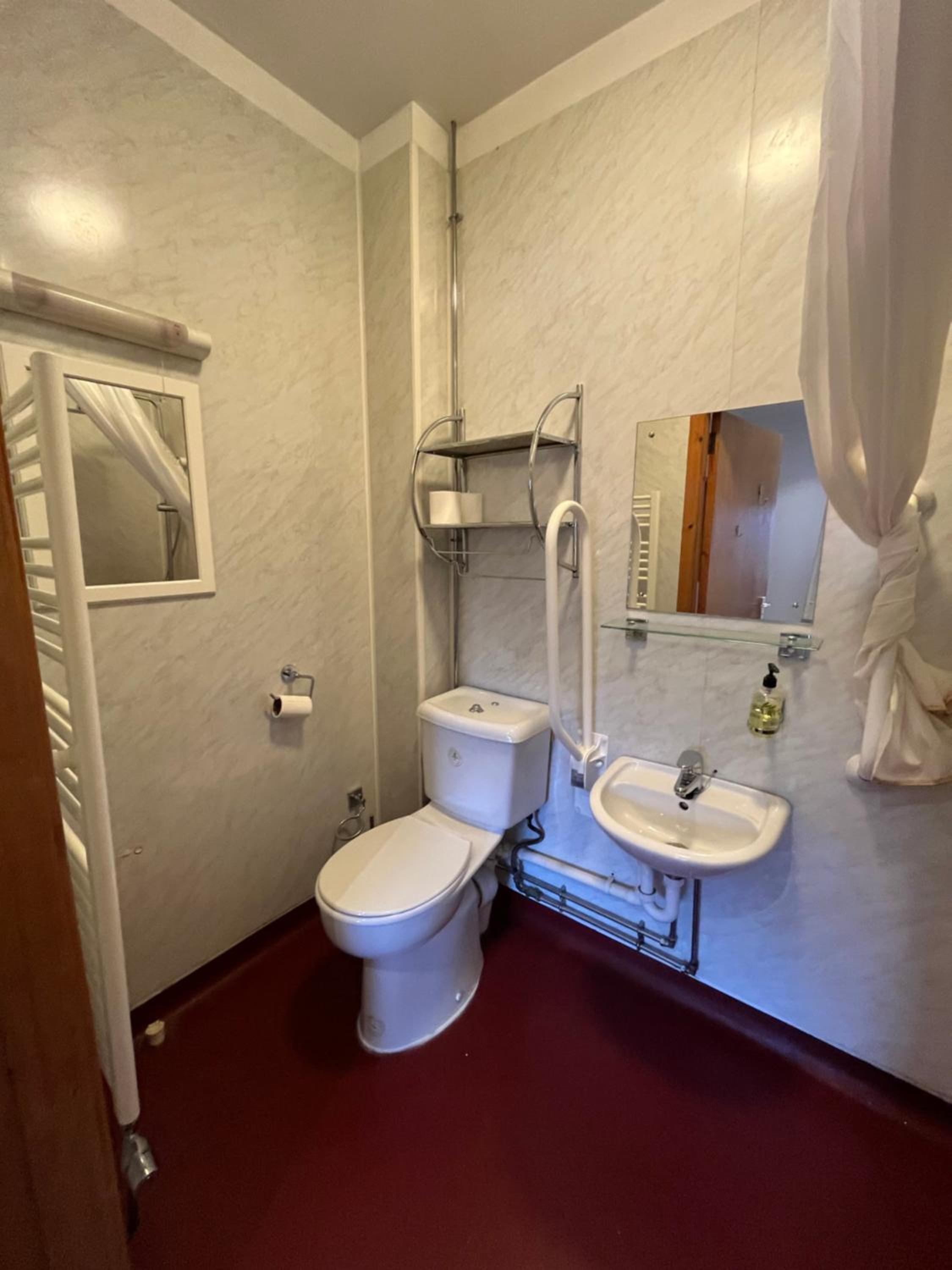 Ground Floor with Wet Room - Photo 10