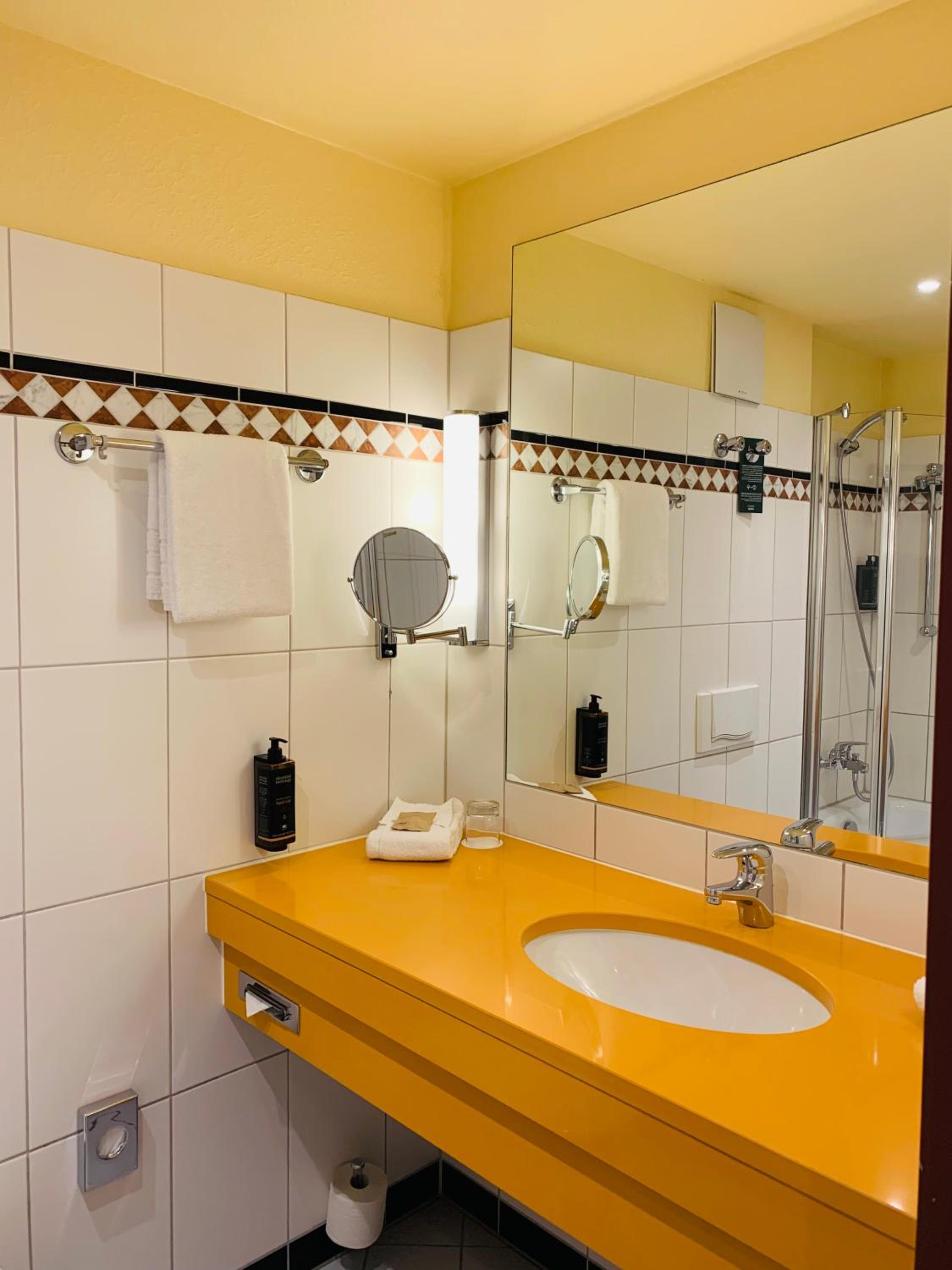 Standard Twin Room - Photo 2
