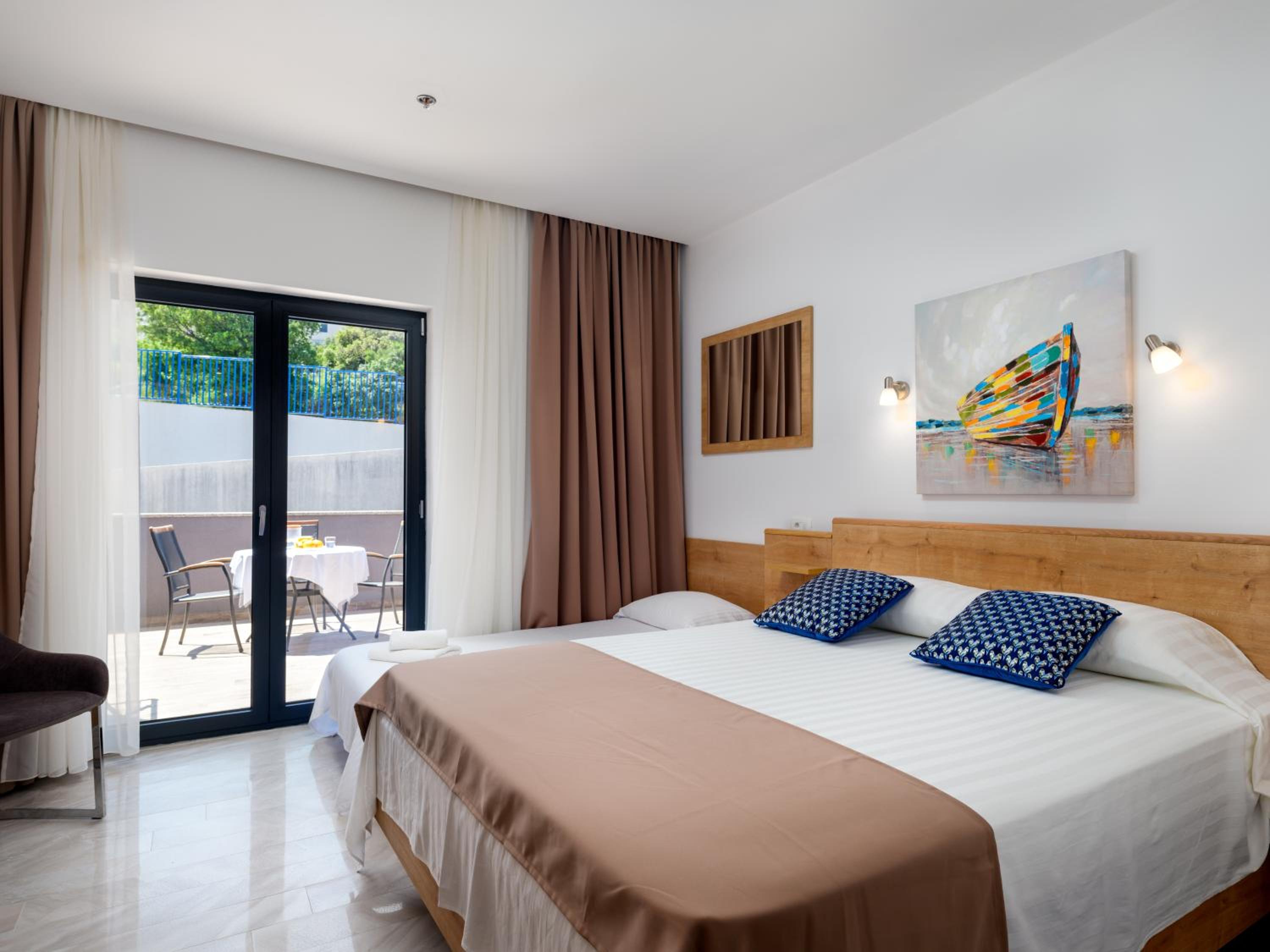 Triple Room with Terrace thumbnail 6