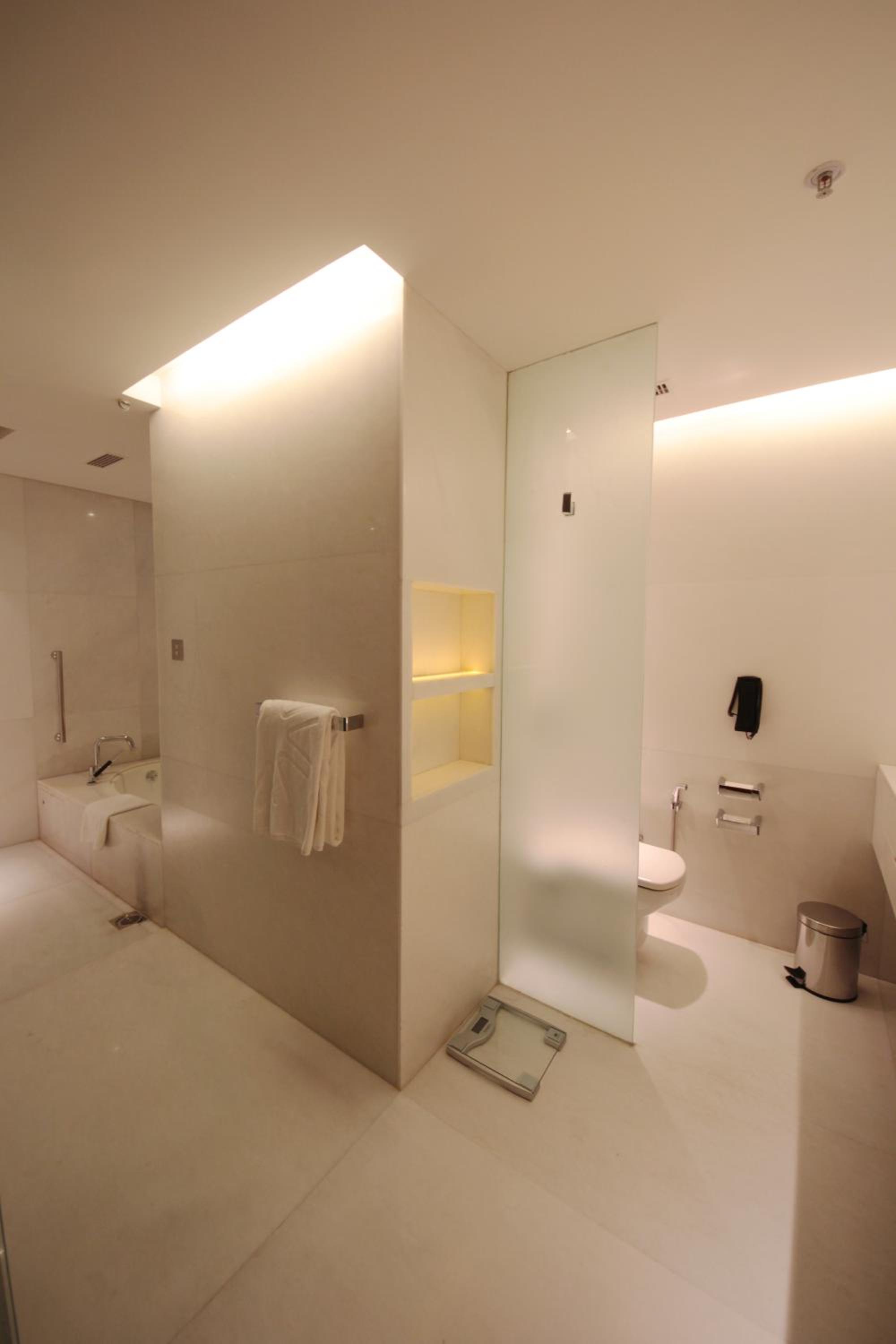 Deluxe Suite 1 Bedroom City View King Bed thumbnail 6