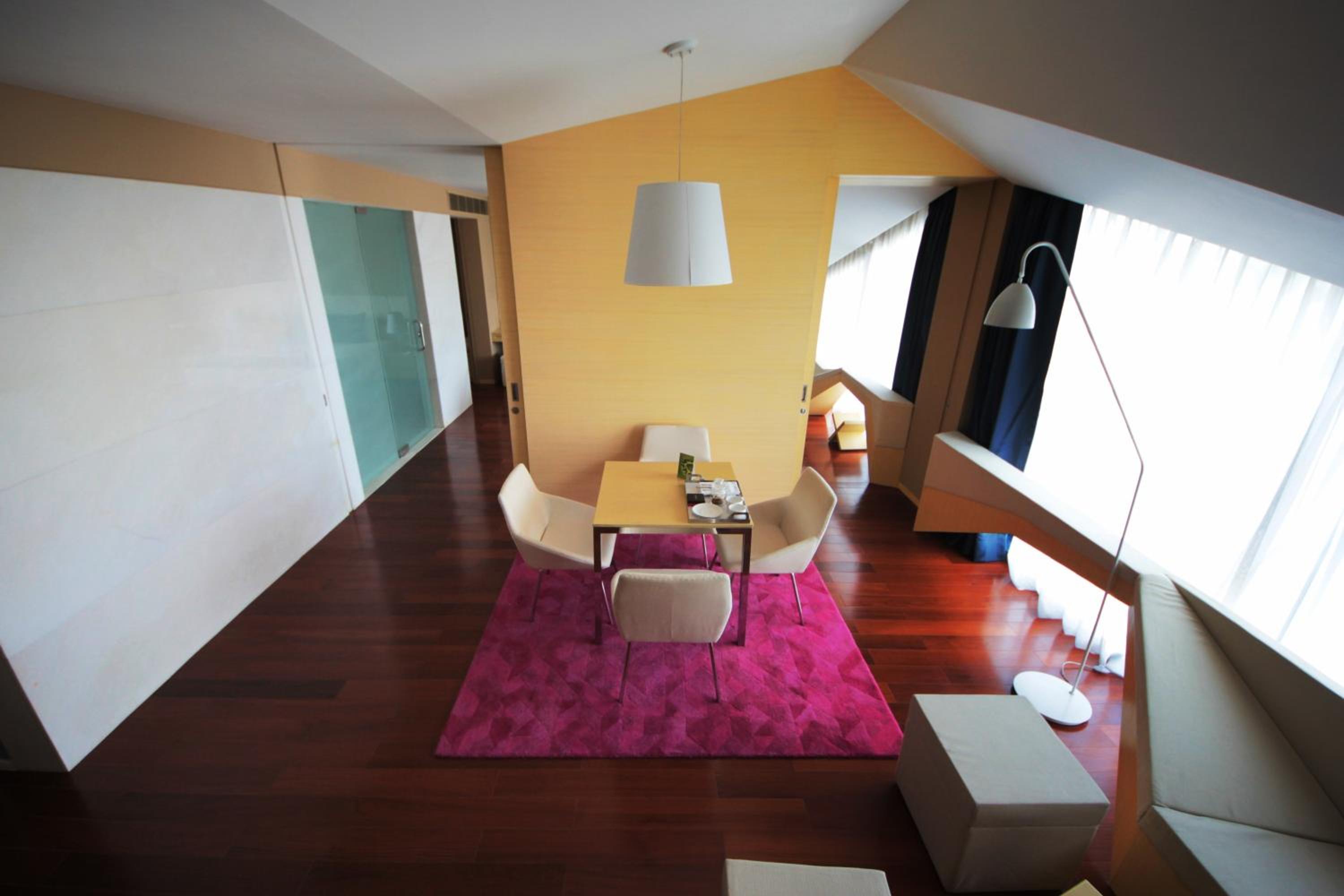 Deluxe Suite 1 Bedroom City View King Bed thumbnail 6