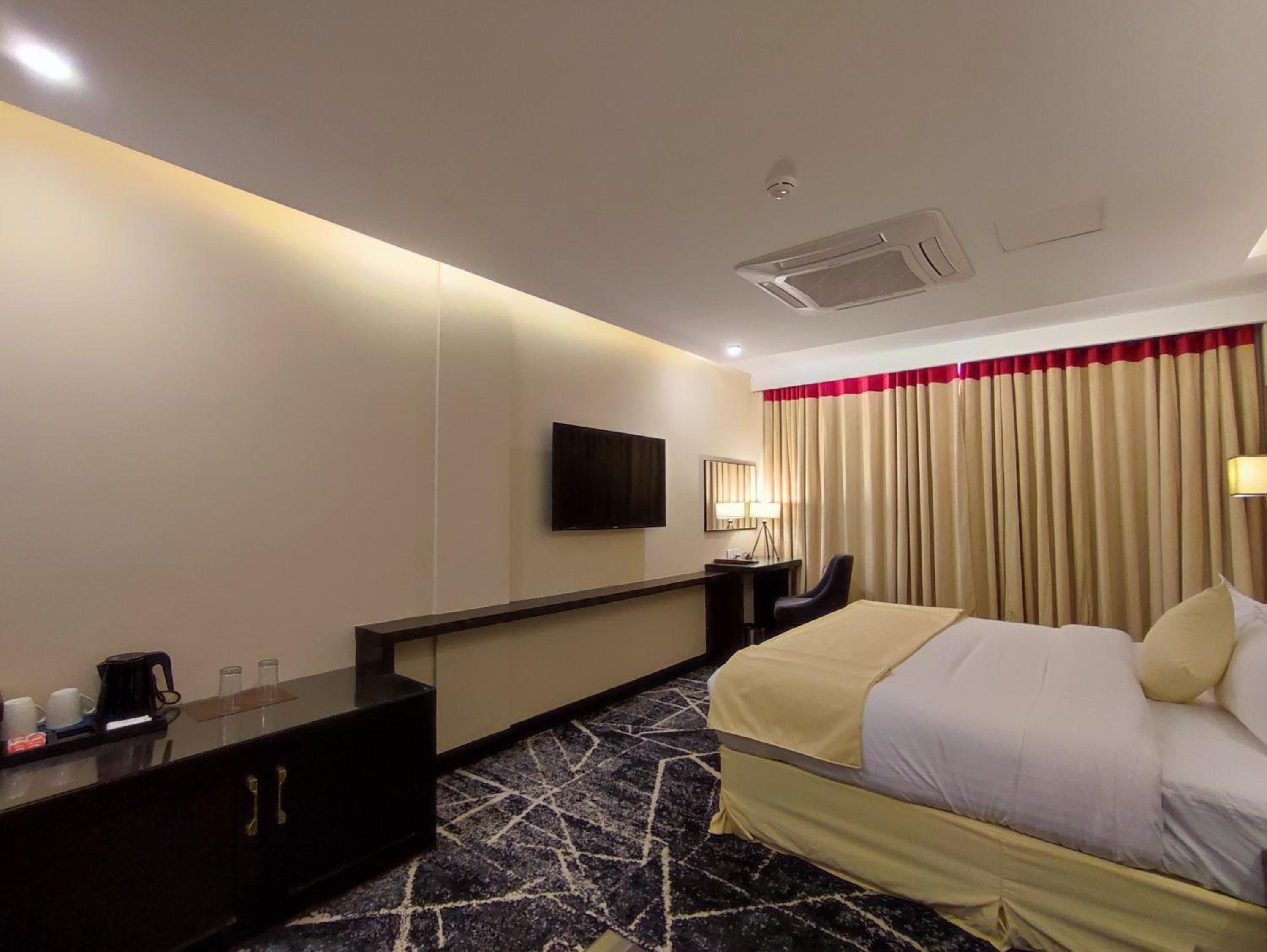 Honeymoon Suite with Pine View