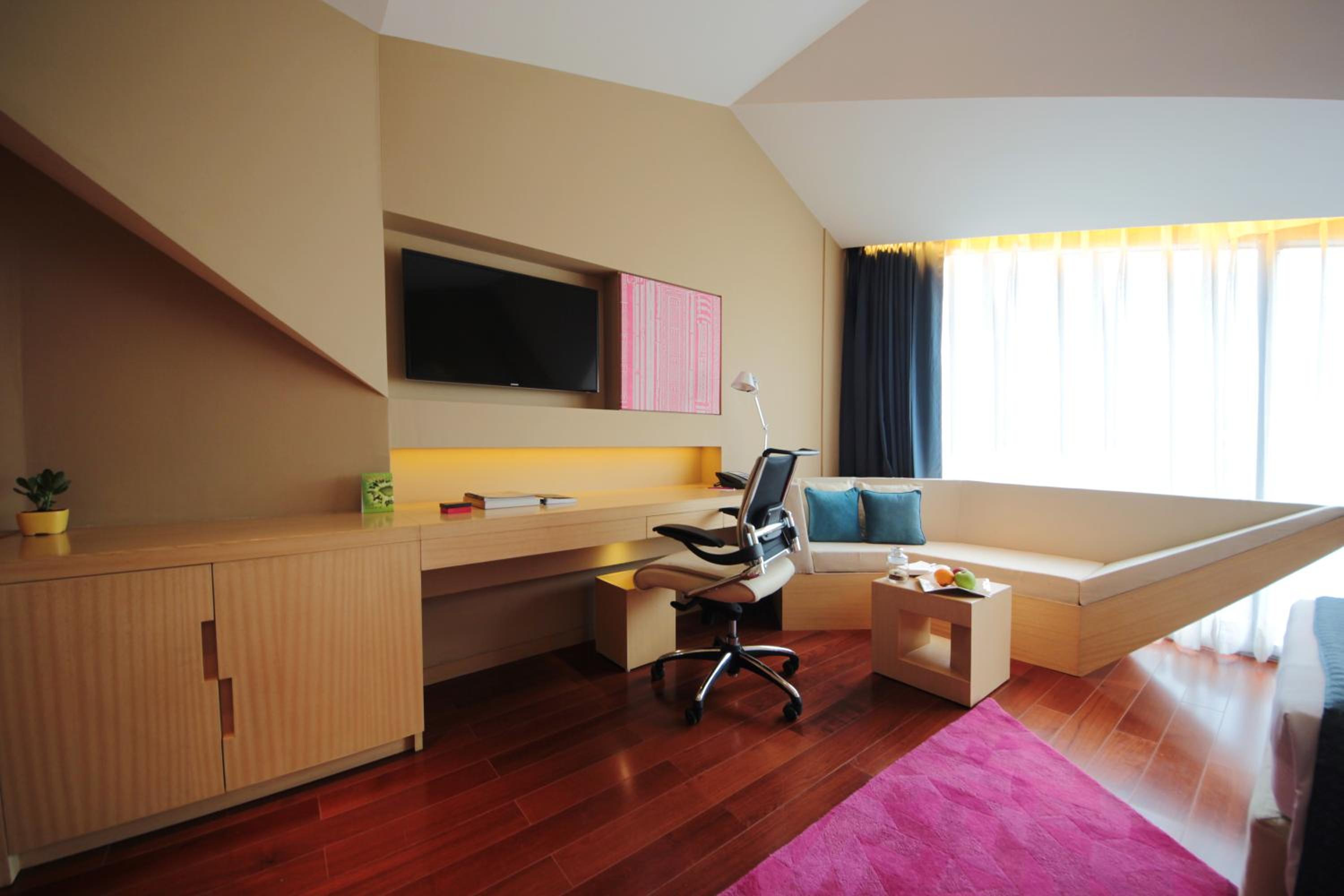 Deluxe Suite 1 Bedroom City View King Bed