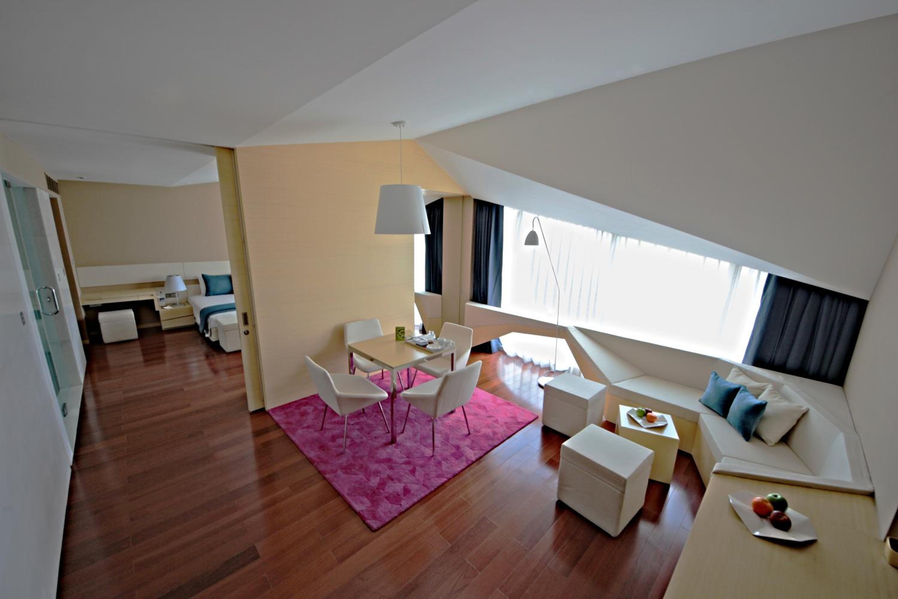 Deluxe Suite 1 Bedroom City View King Bed