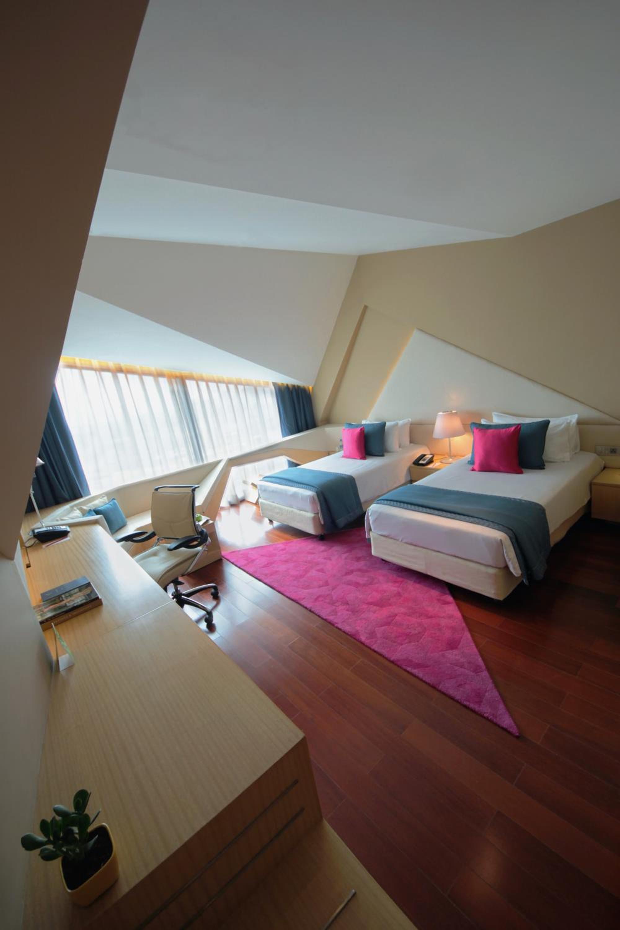 Deluxe Room City View Twin Bed