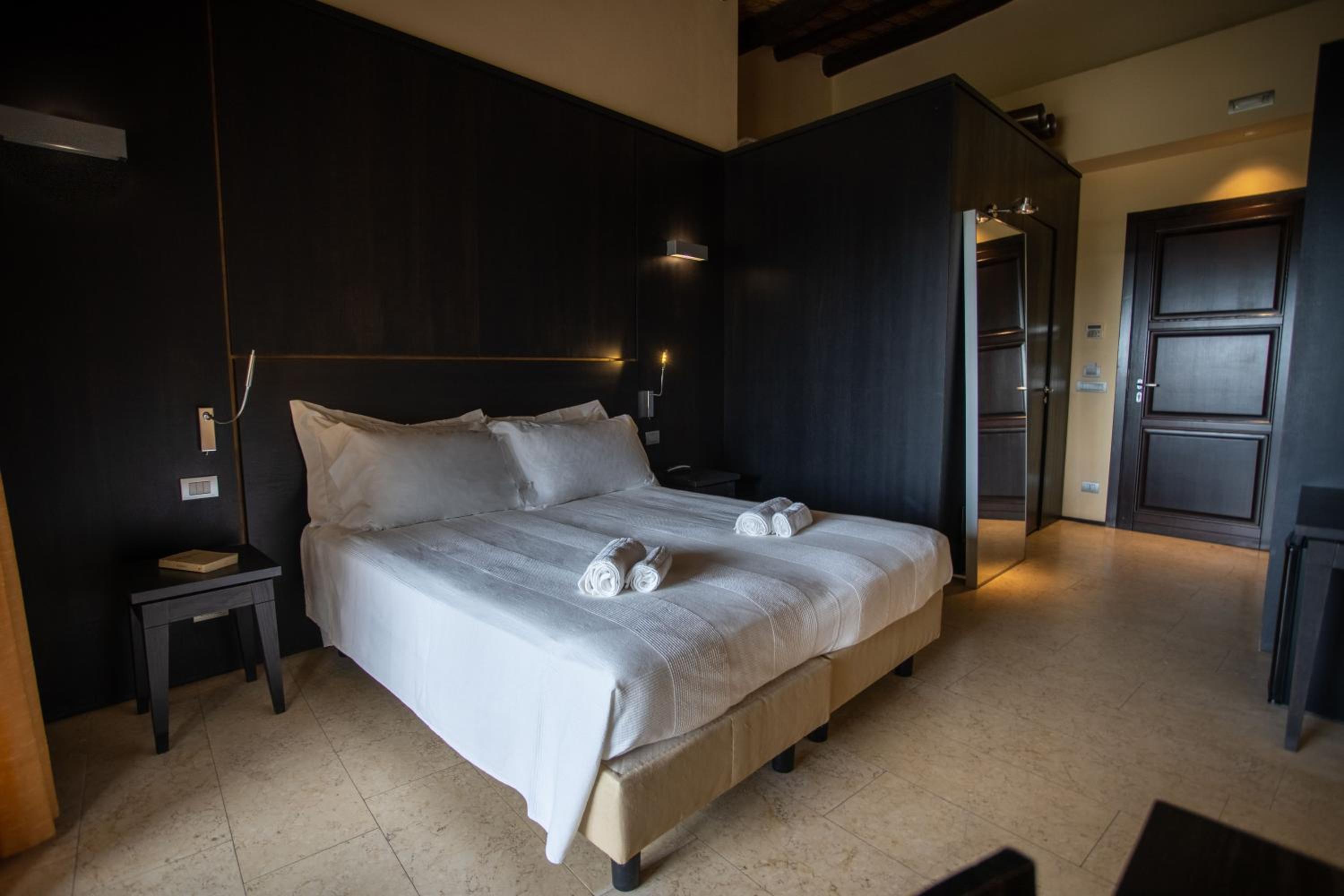 Deluxe Double or Twin Room photo 3
