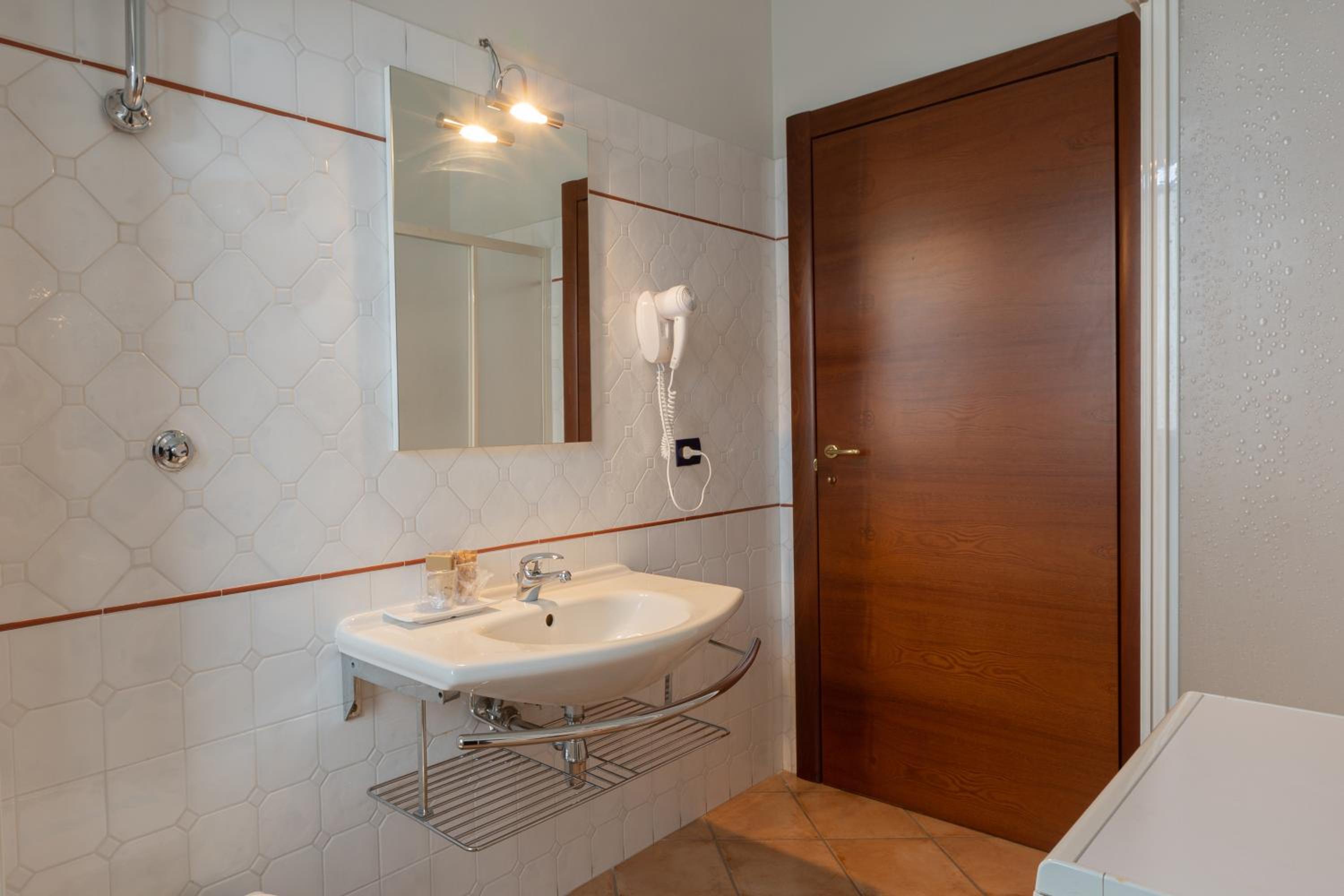 Deluxe Double Or Twin Room photo 3