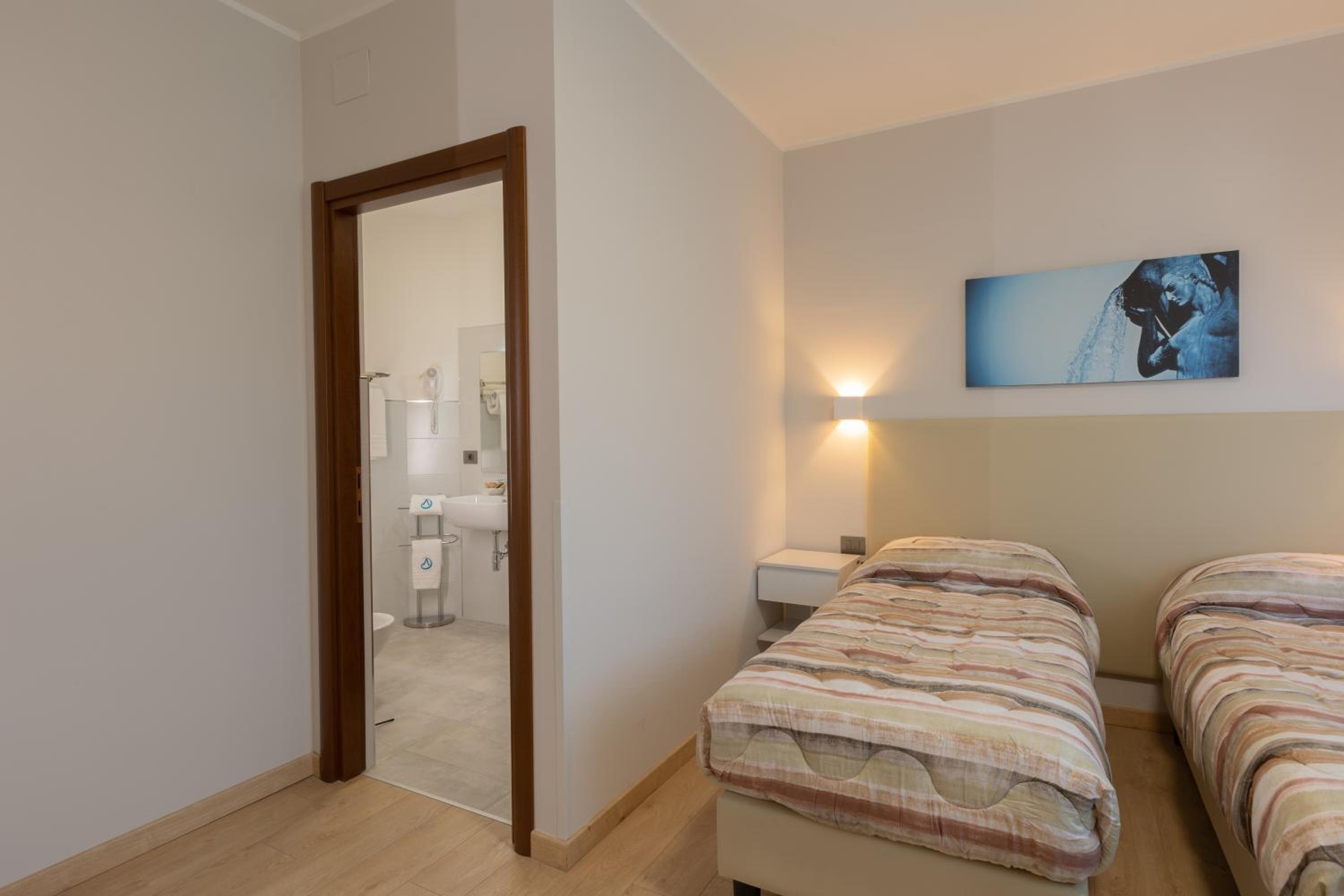 Standard Twin Room photo 2