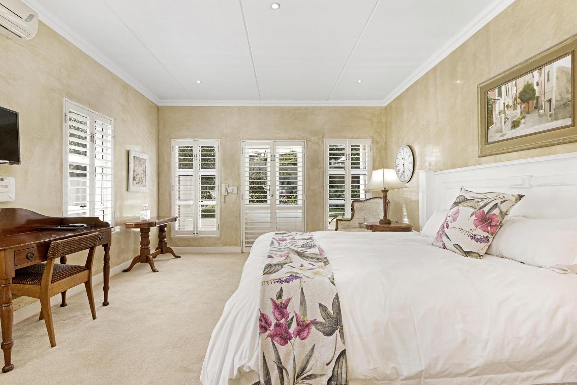 Luxury King Room photo 2