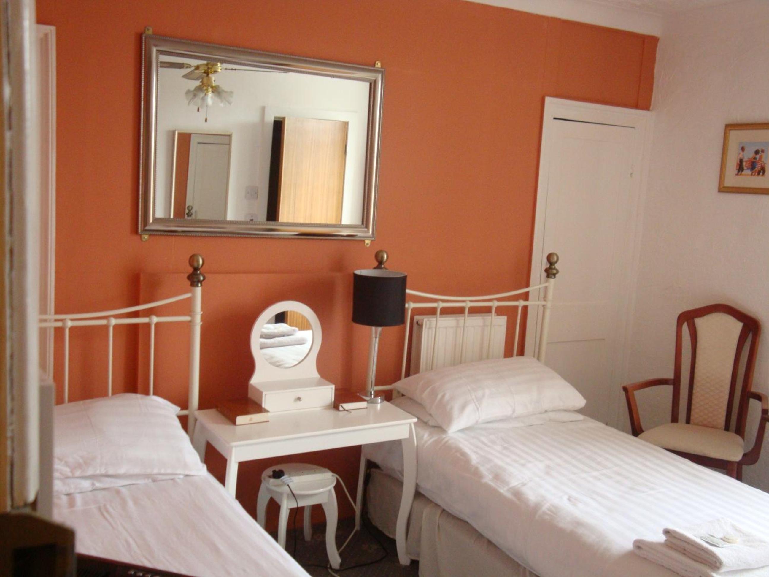 Twin Room - Photo 3