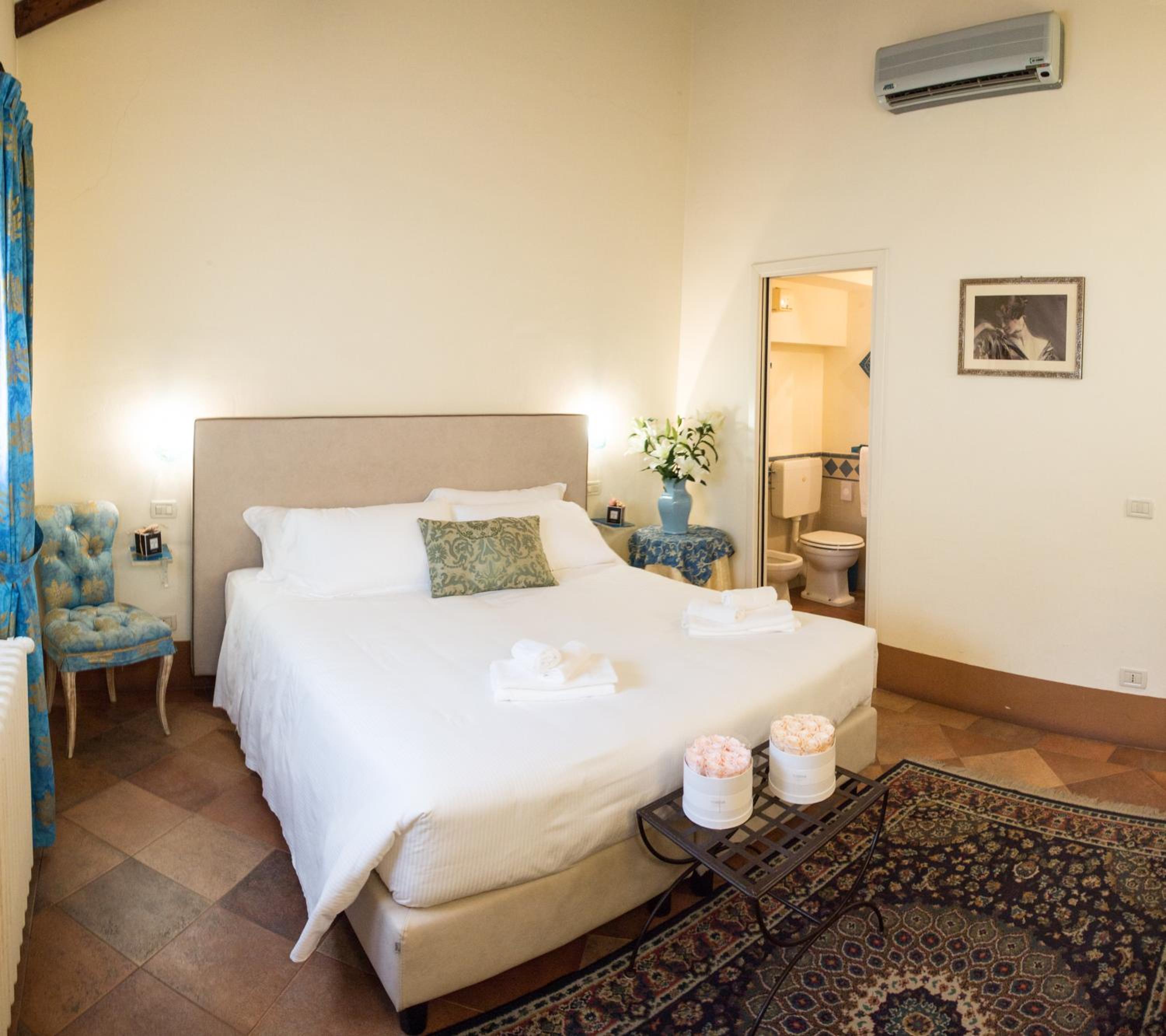 Large Double or Twin Room - Photo 2