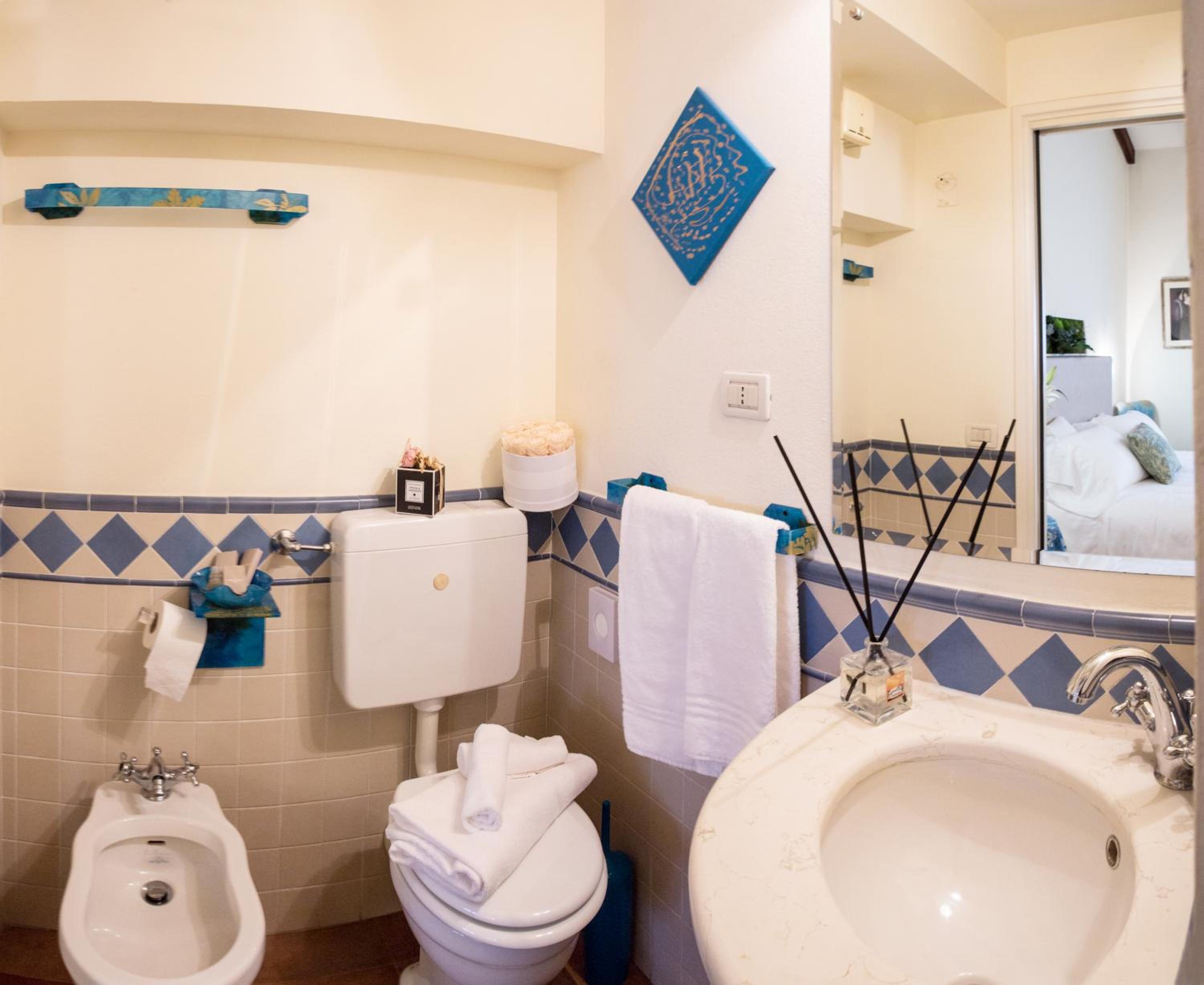 Large Double or Twin Room - Photo 3