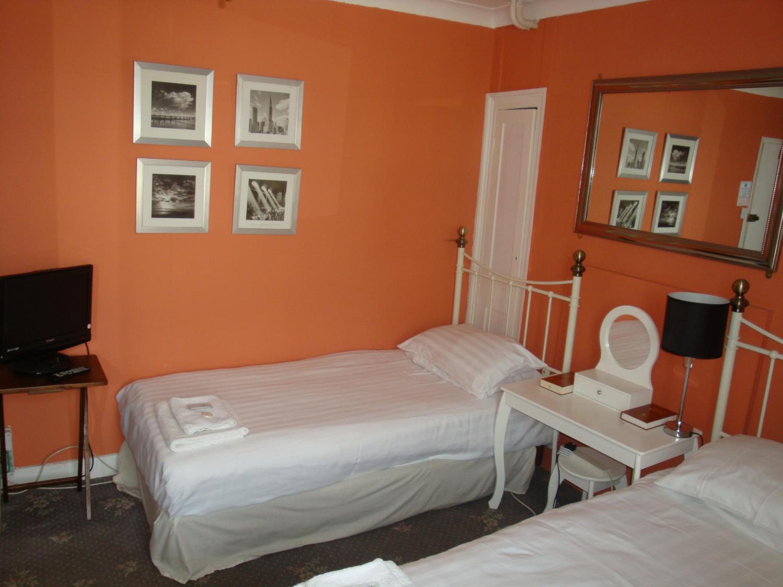 Twin Room - Photo 1