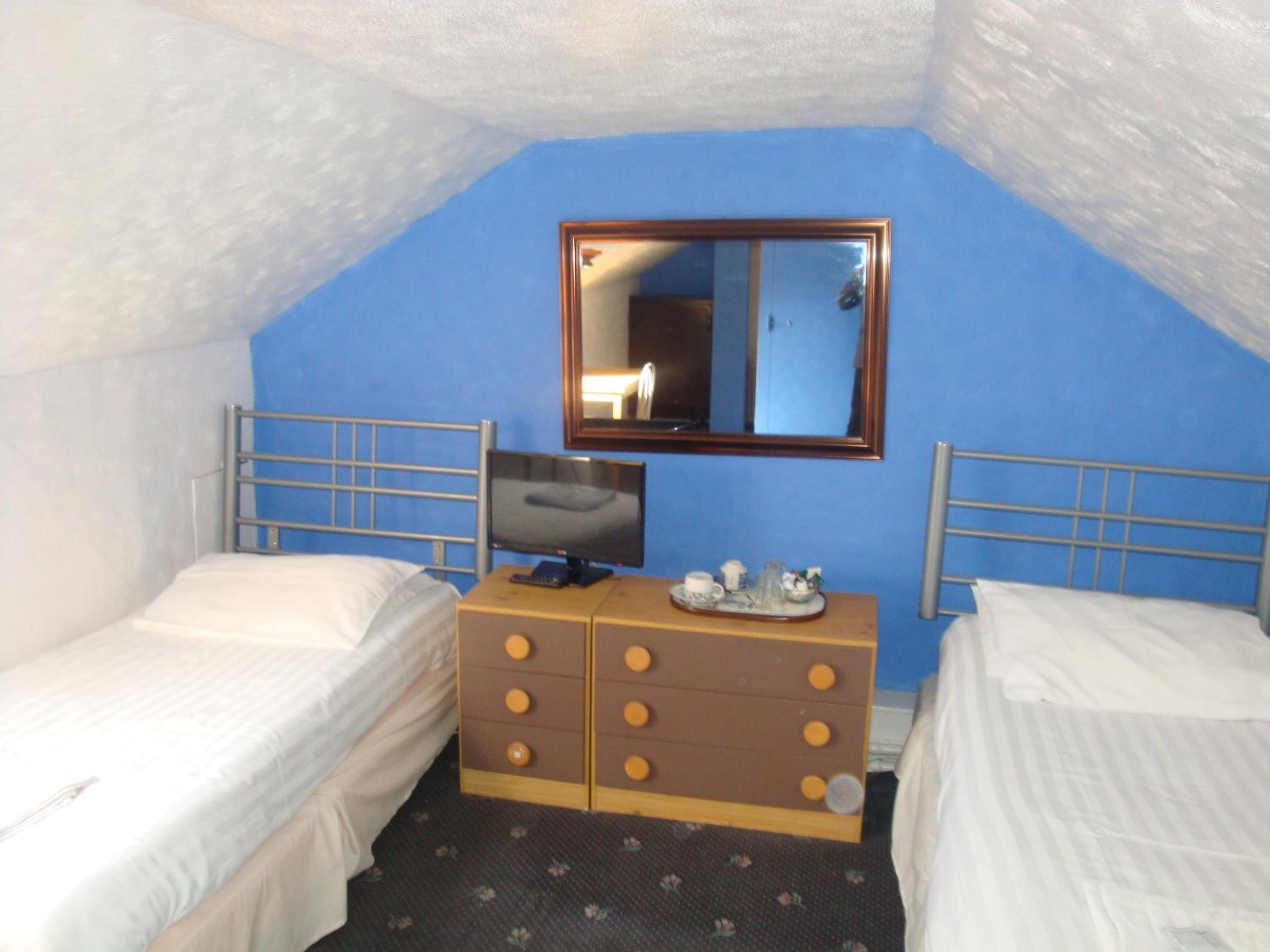Twin Room - Photo 2
