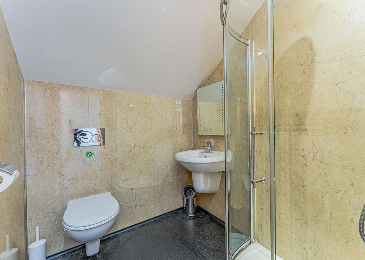 Three-Bedroom House 2 photo 3