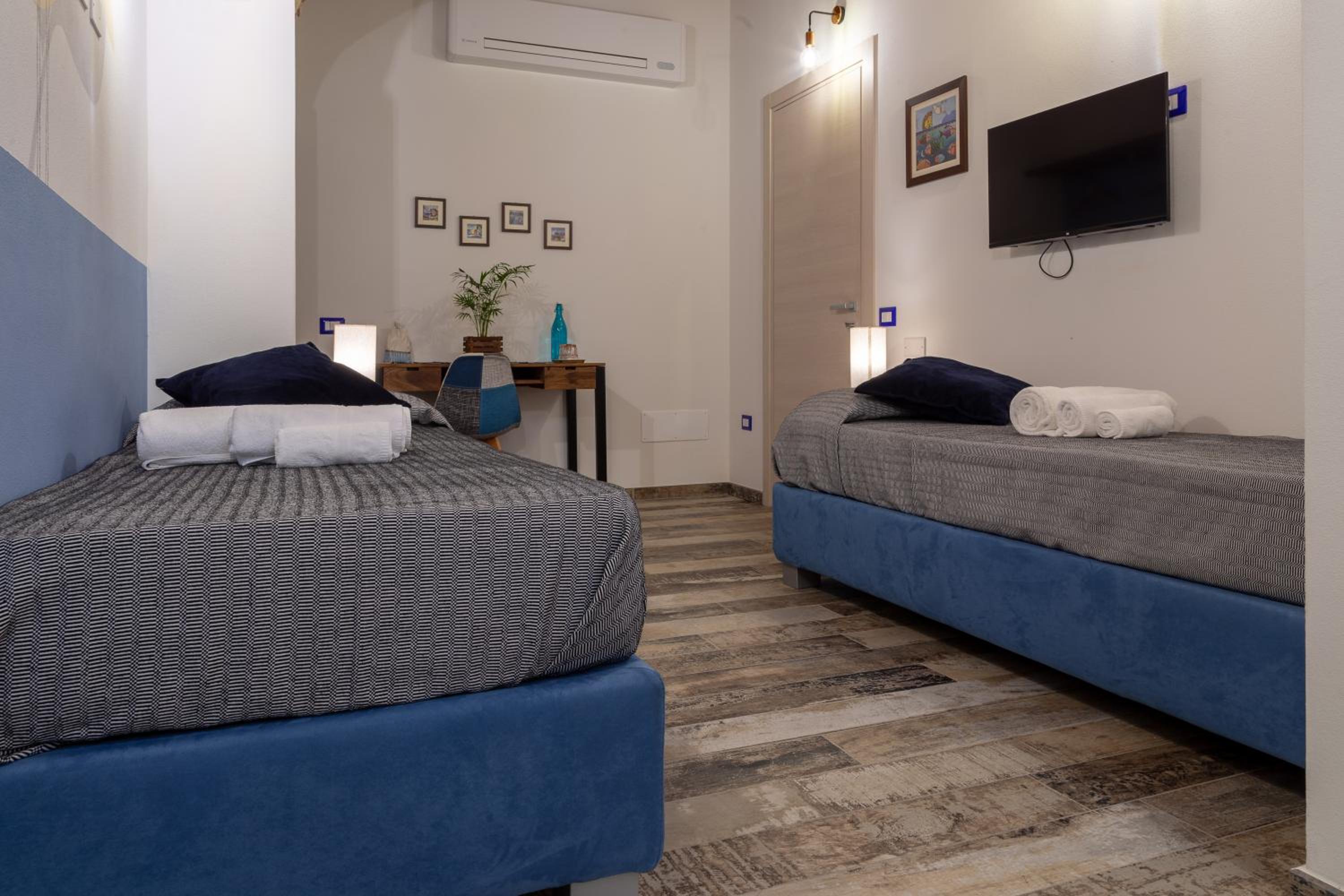 Double or Twin Room with Private Bathroom photo 3