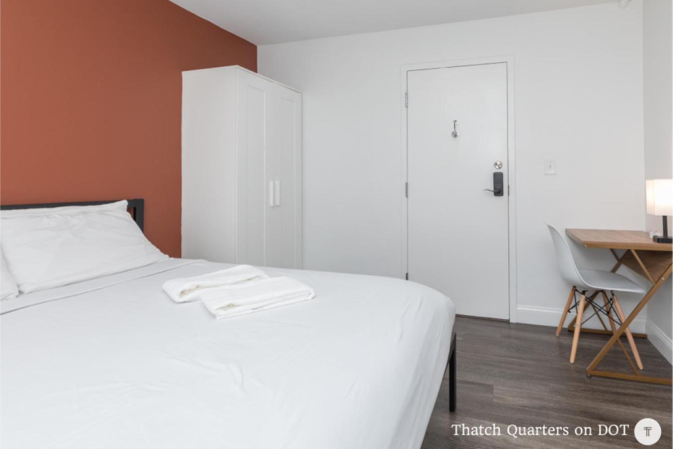 Queen Room with Shared Bathroom 301 photo 2