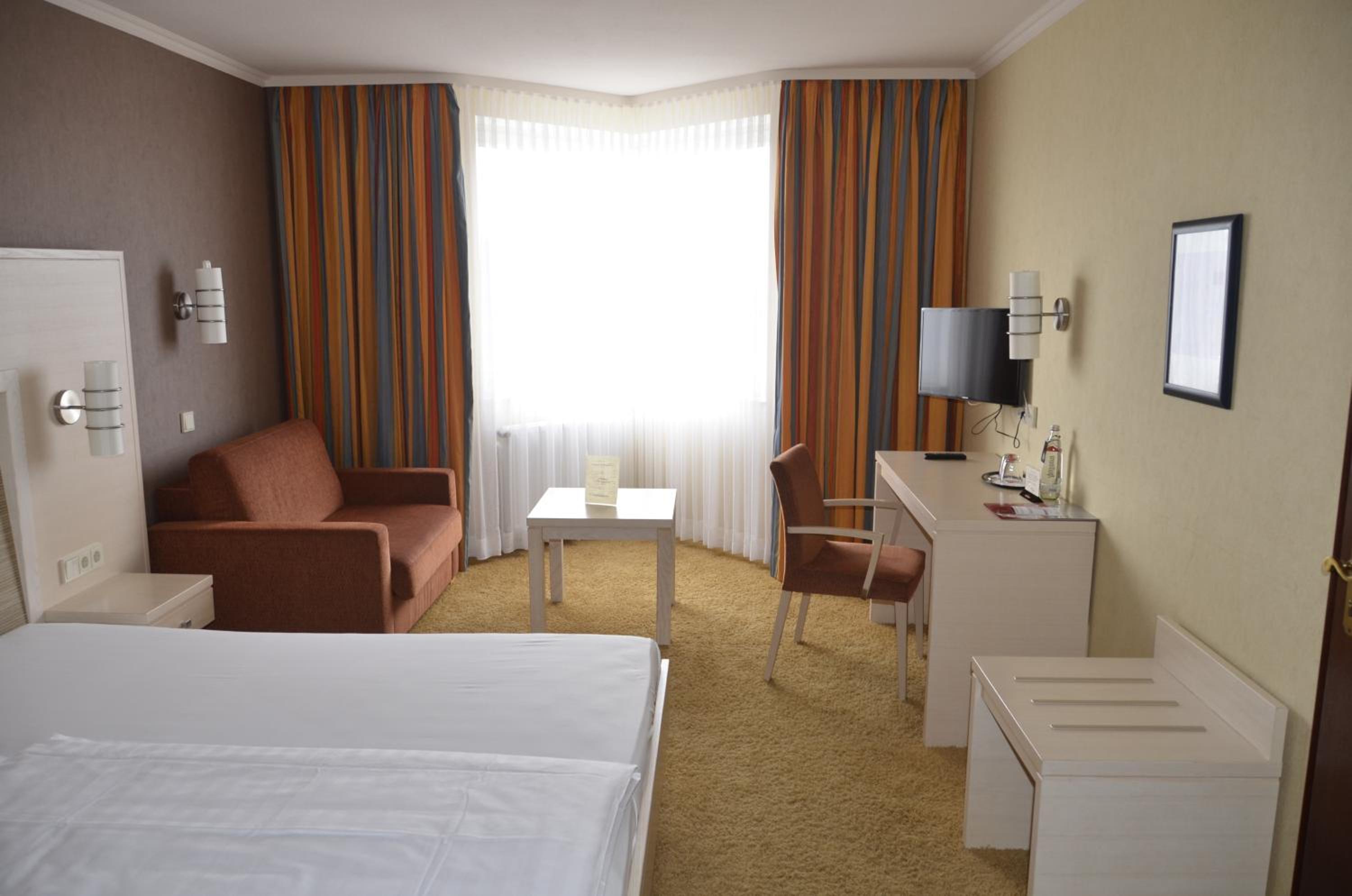 Economy Triple Room photo 3