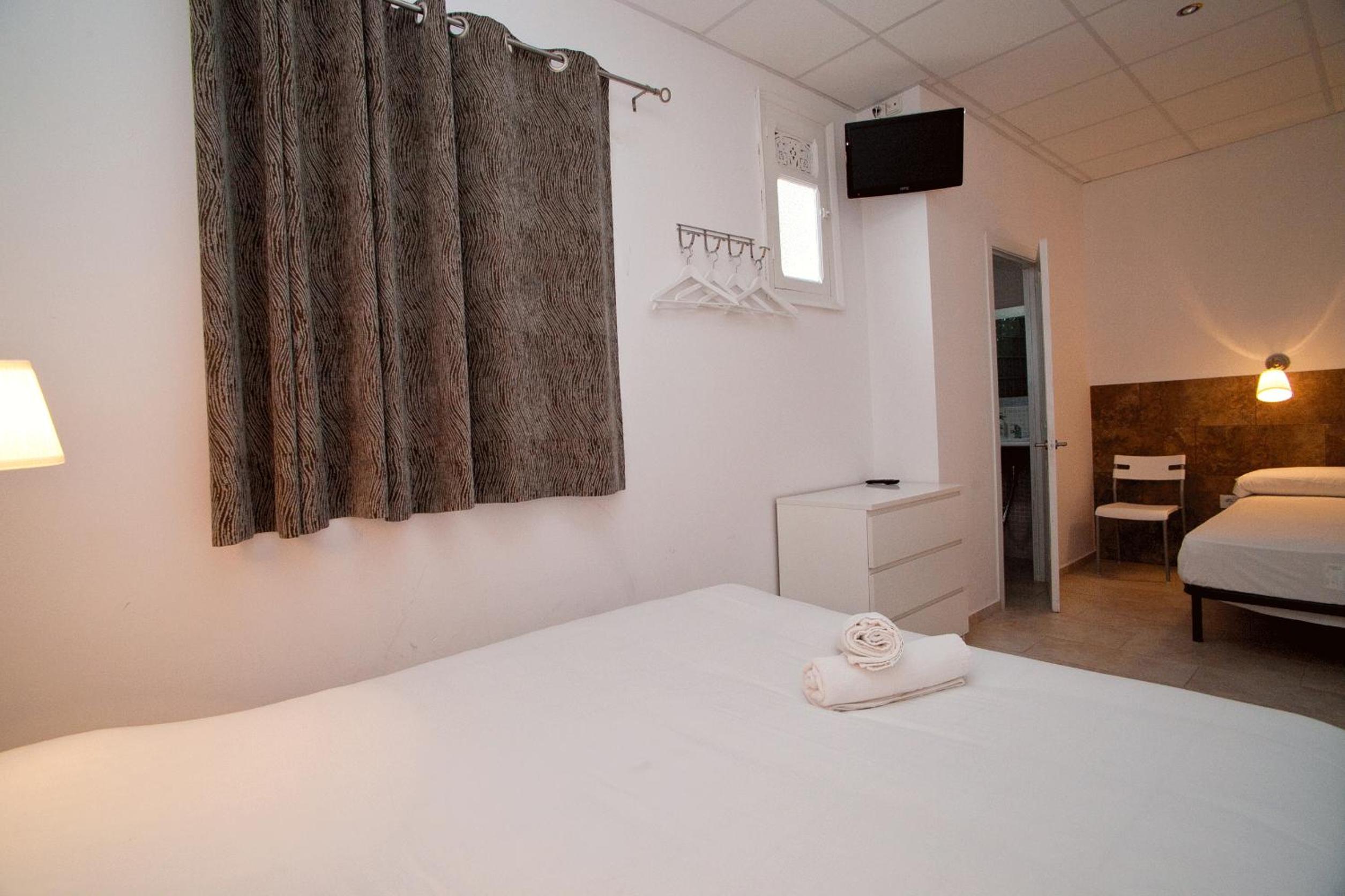 Economy Triple Room photo 3