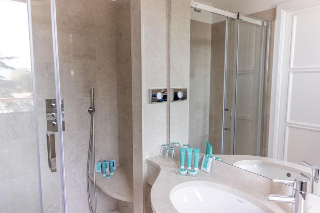 Double or Twin Room with Lake View - Photo 3