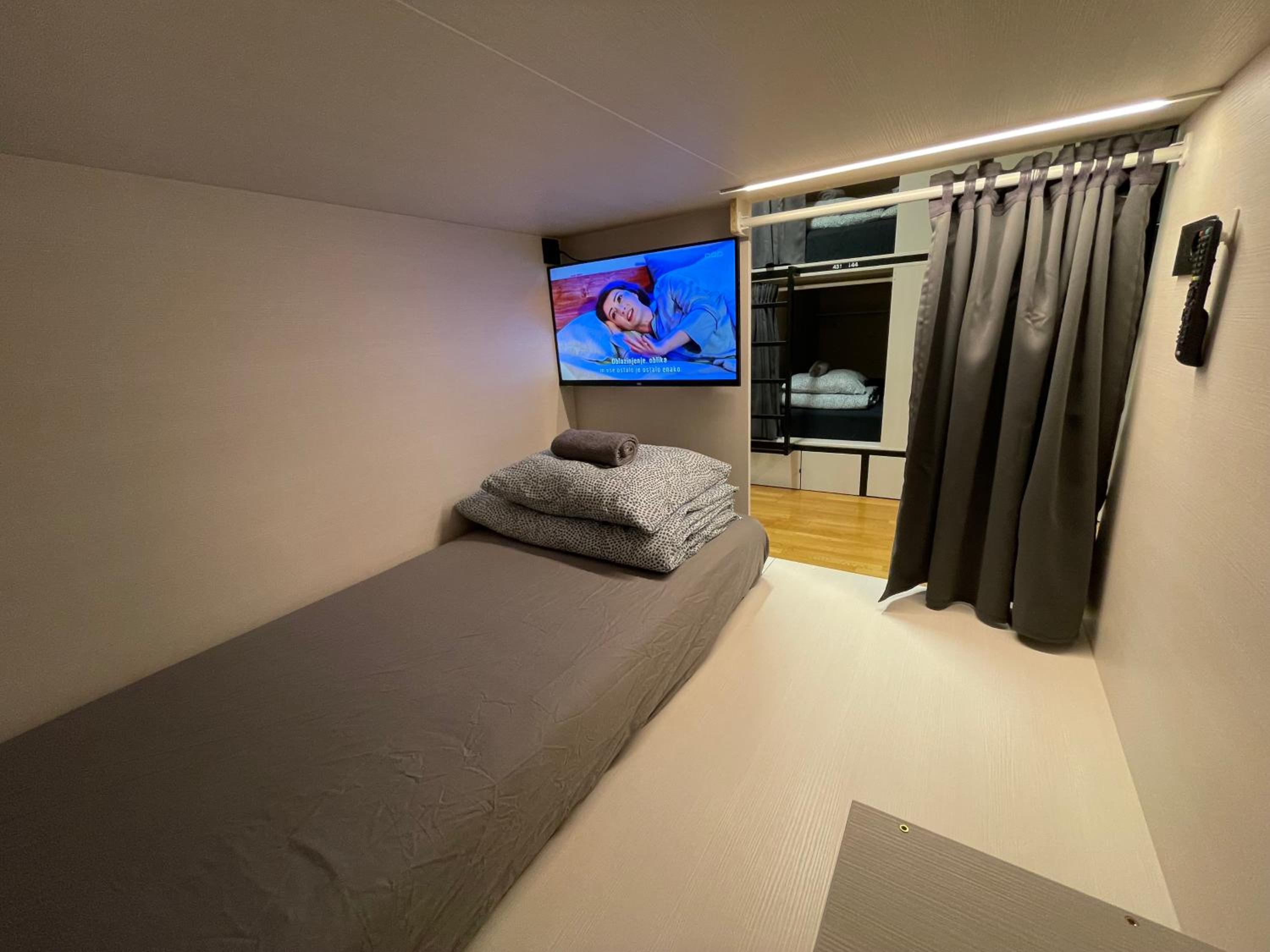 Large Single Cabin with TV in Dormitory Room photo 3