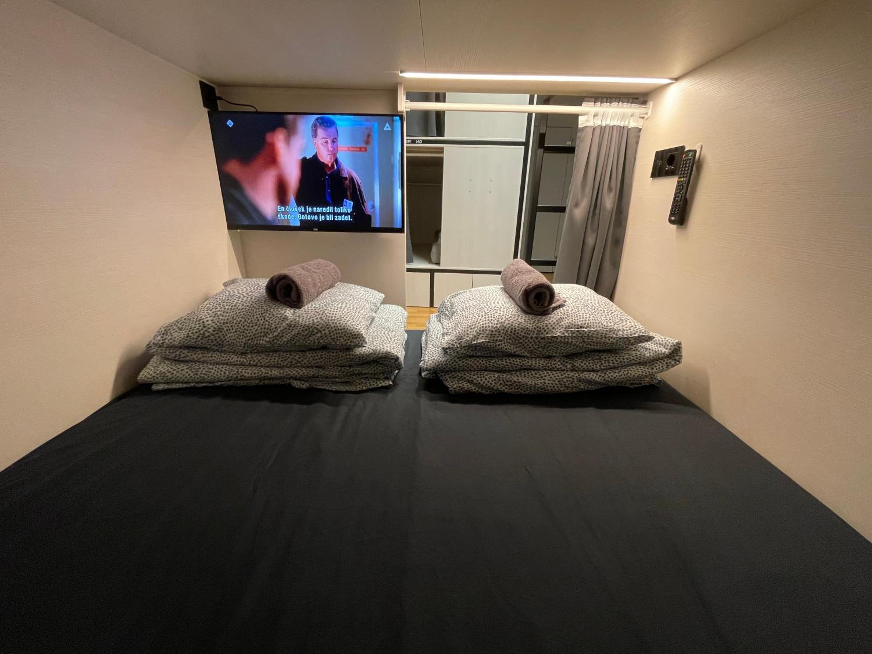 Double Cabin with TV in Dormitory Room photo 1