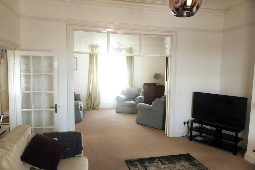 Five-Bedroom House photo 1