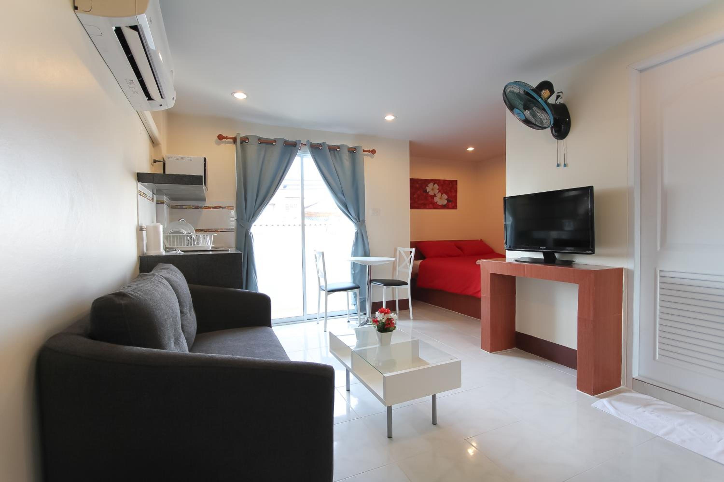 Superior Room Front - Photo 1