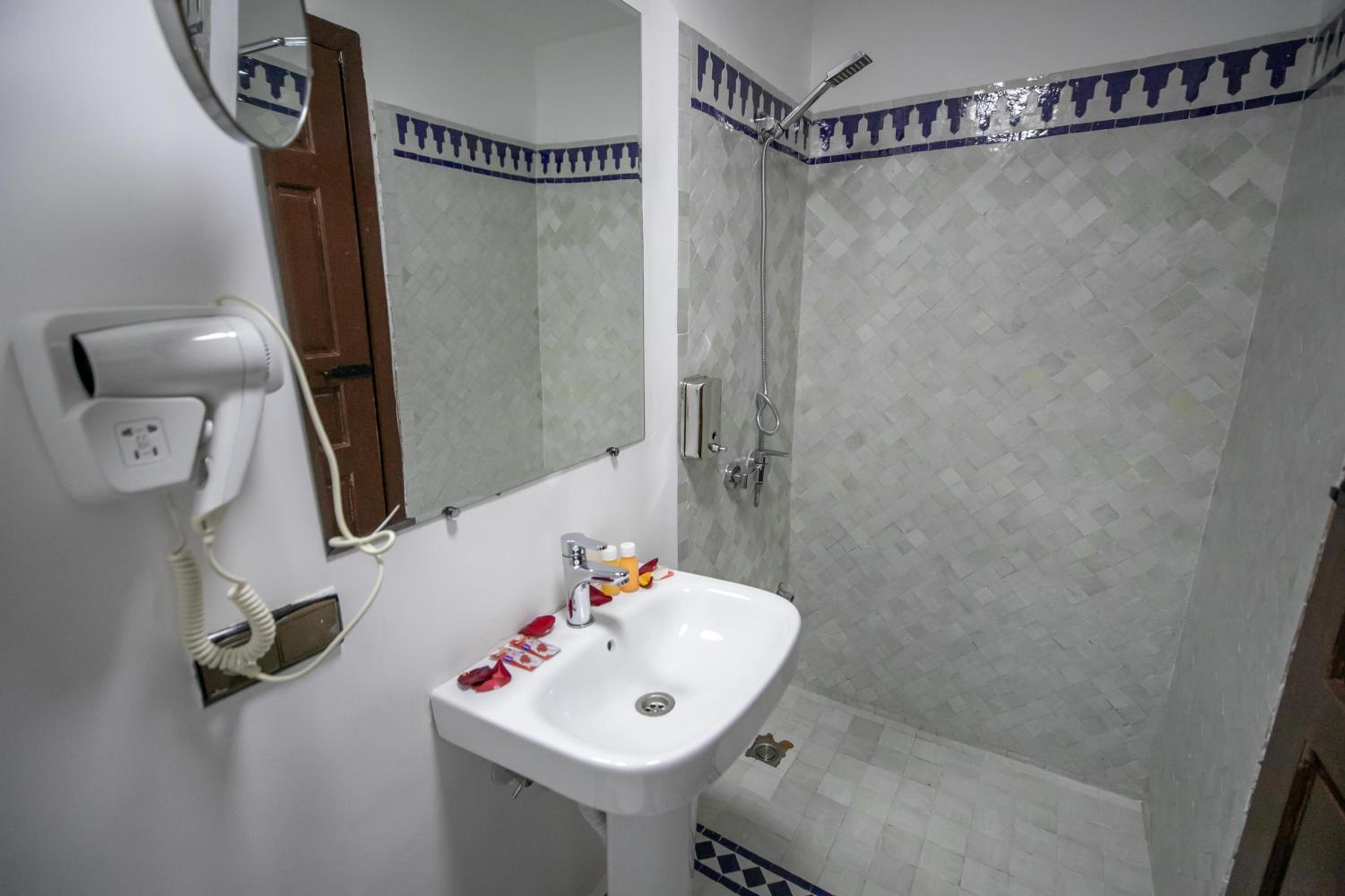 Standard Double or Twin Room - Photo 6
