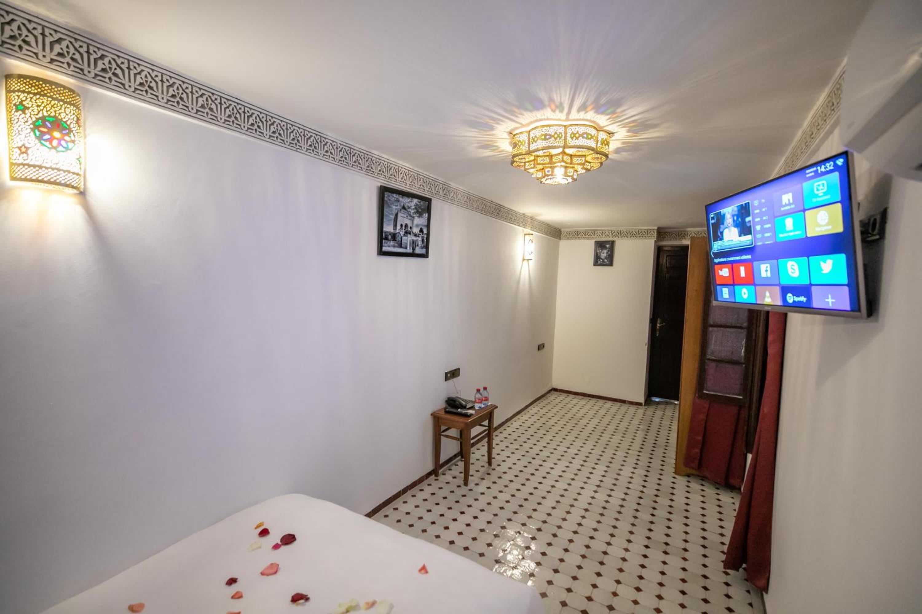 Standard Double or Twin Room - Photo 7