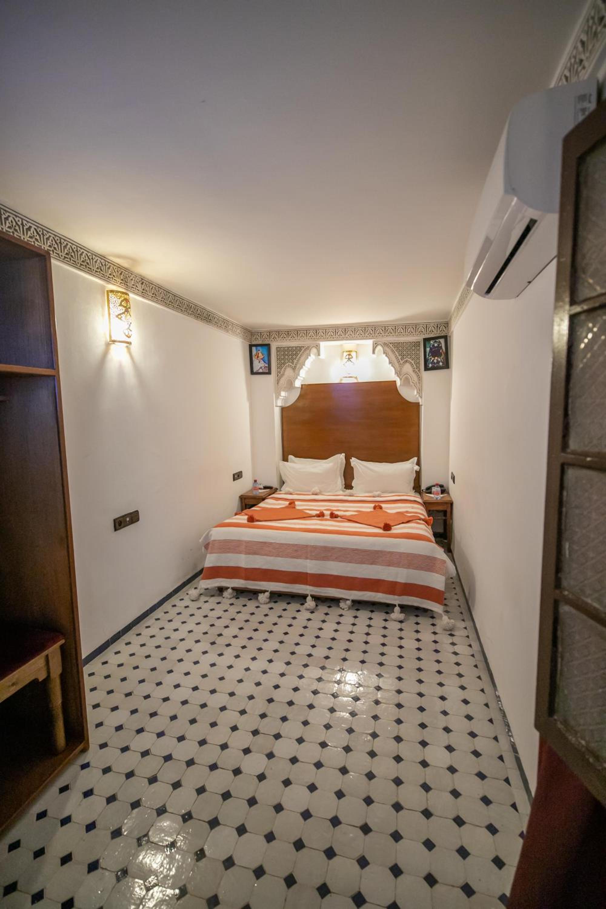 Standard Double or Twin Room - Photo 10