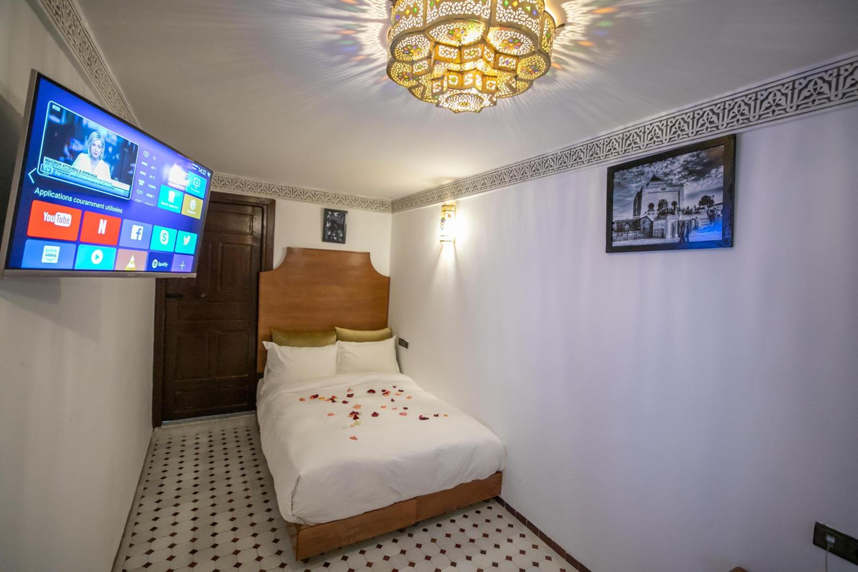 Standard Double or Twin Room - Photo 11
