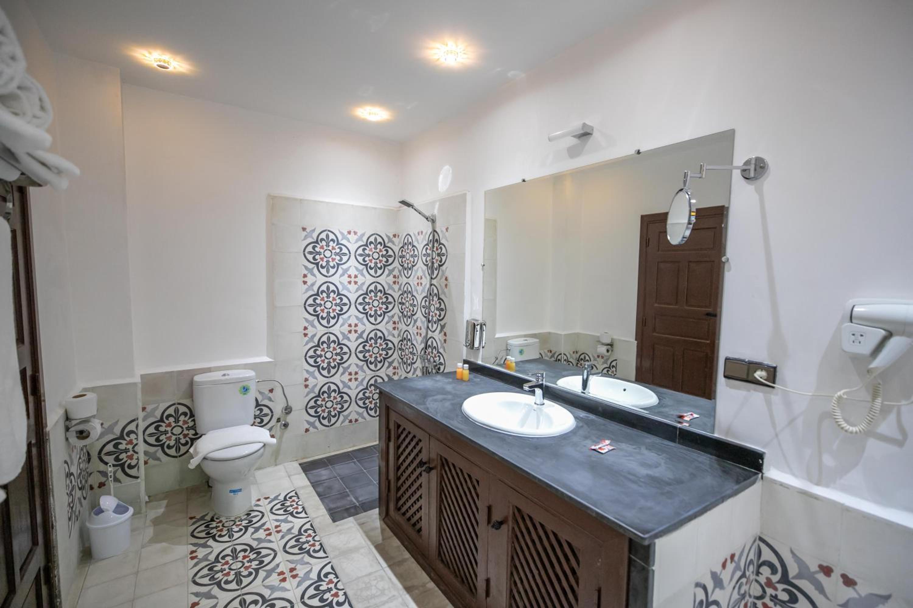 Standard Double or Twin Room - Photo 8