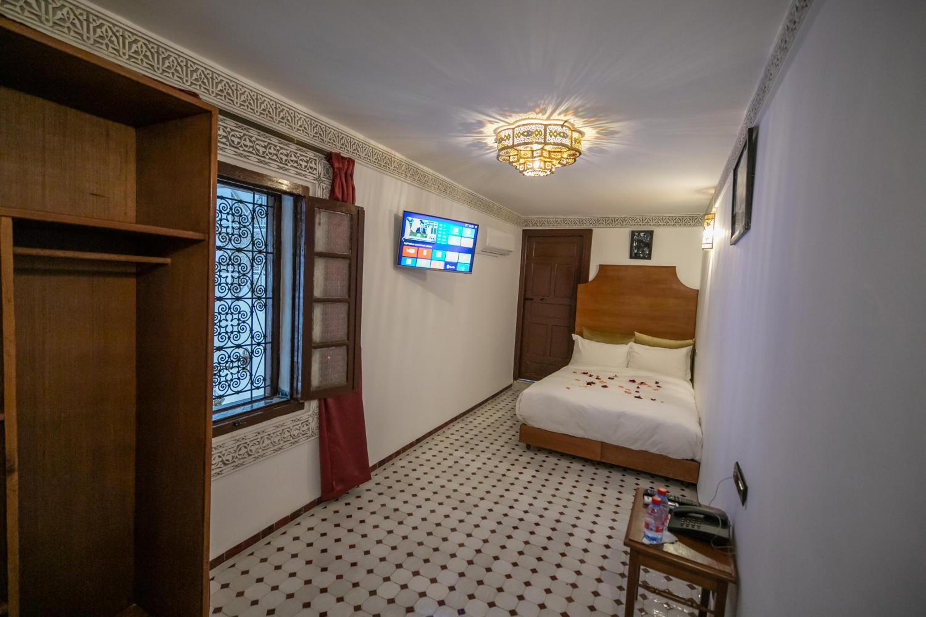 Standard Double or Twin Room - Photo 12