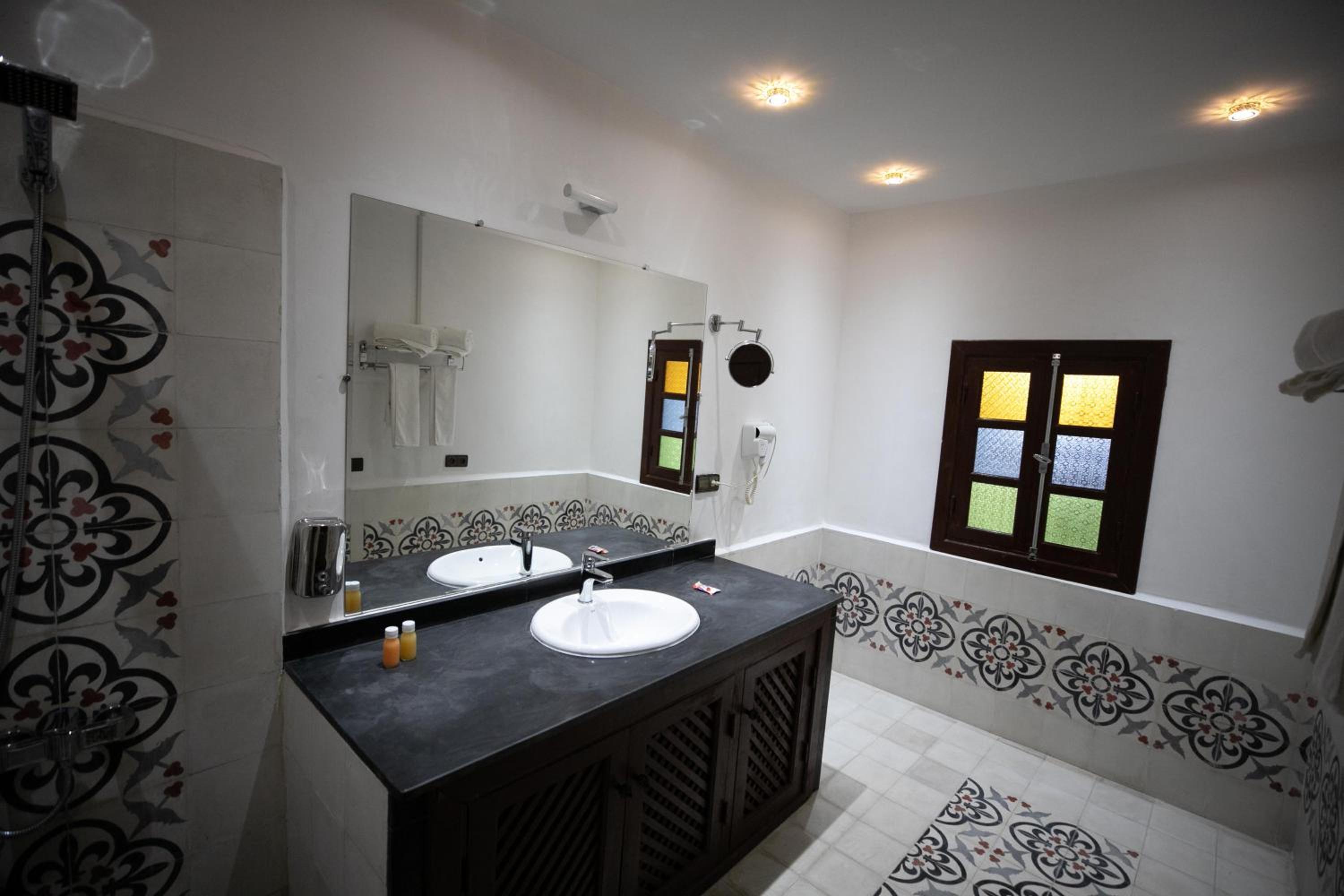Standard Double or Twin Room - Photo 5