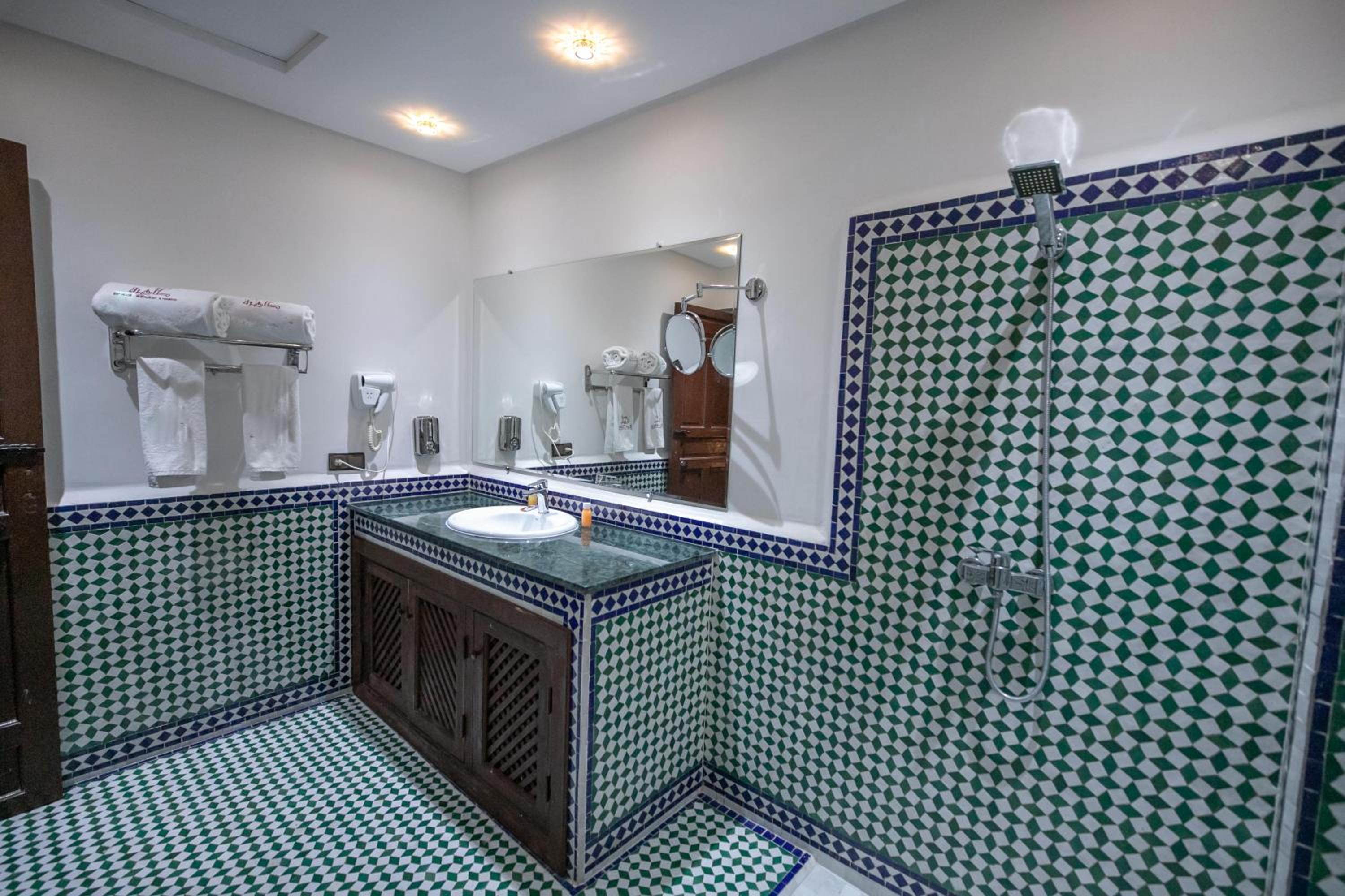 Deluxe Double or Twin Room - Photo 7