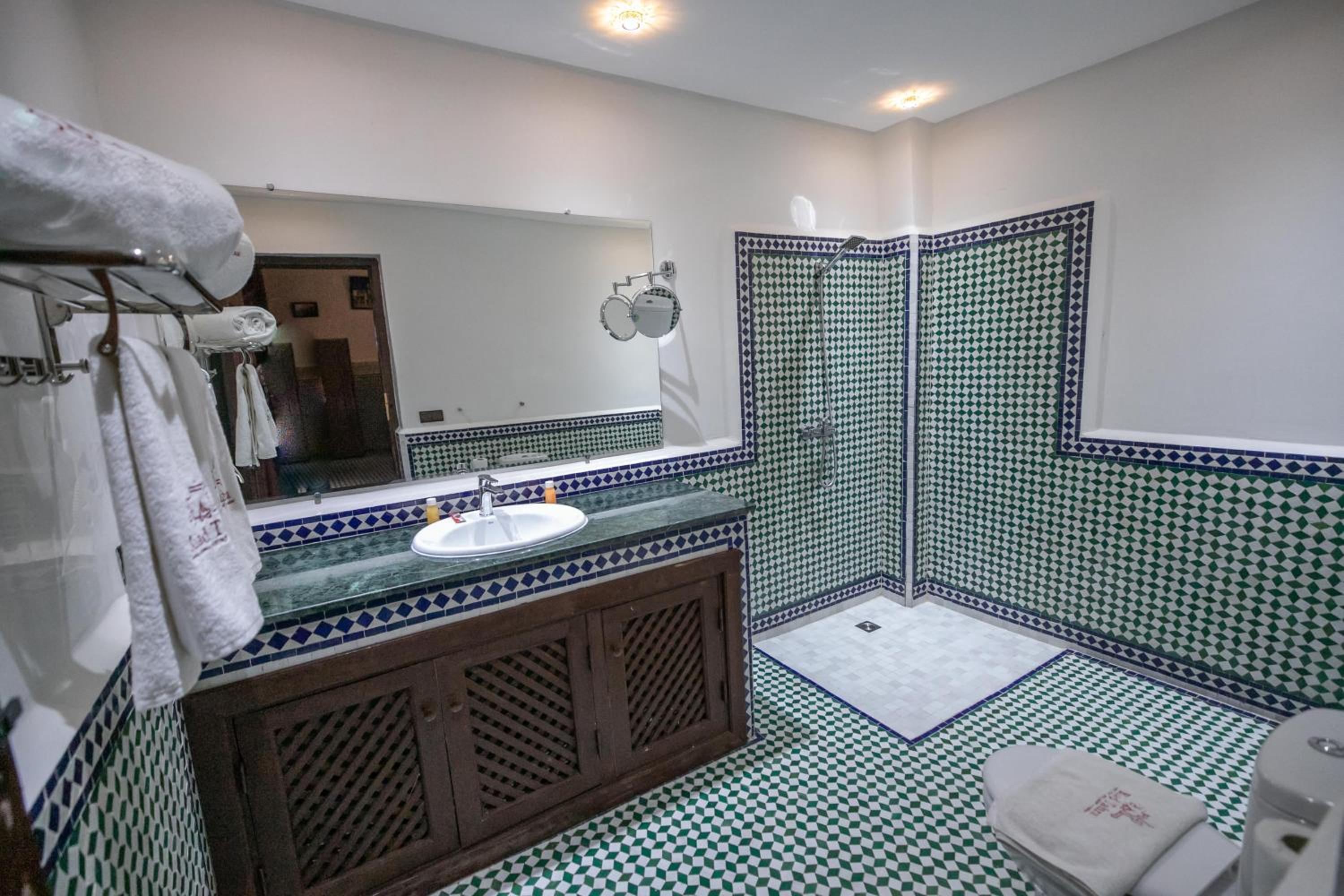 Deluxe Double or Twin Room - Photo 8