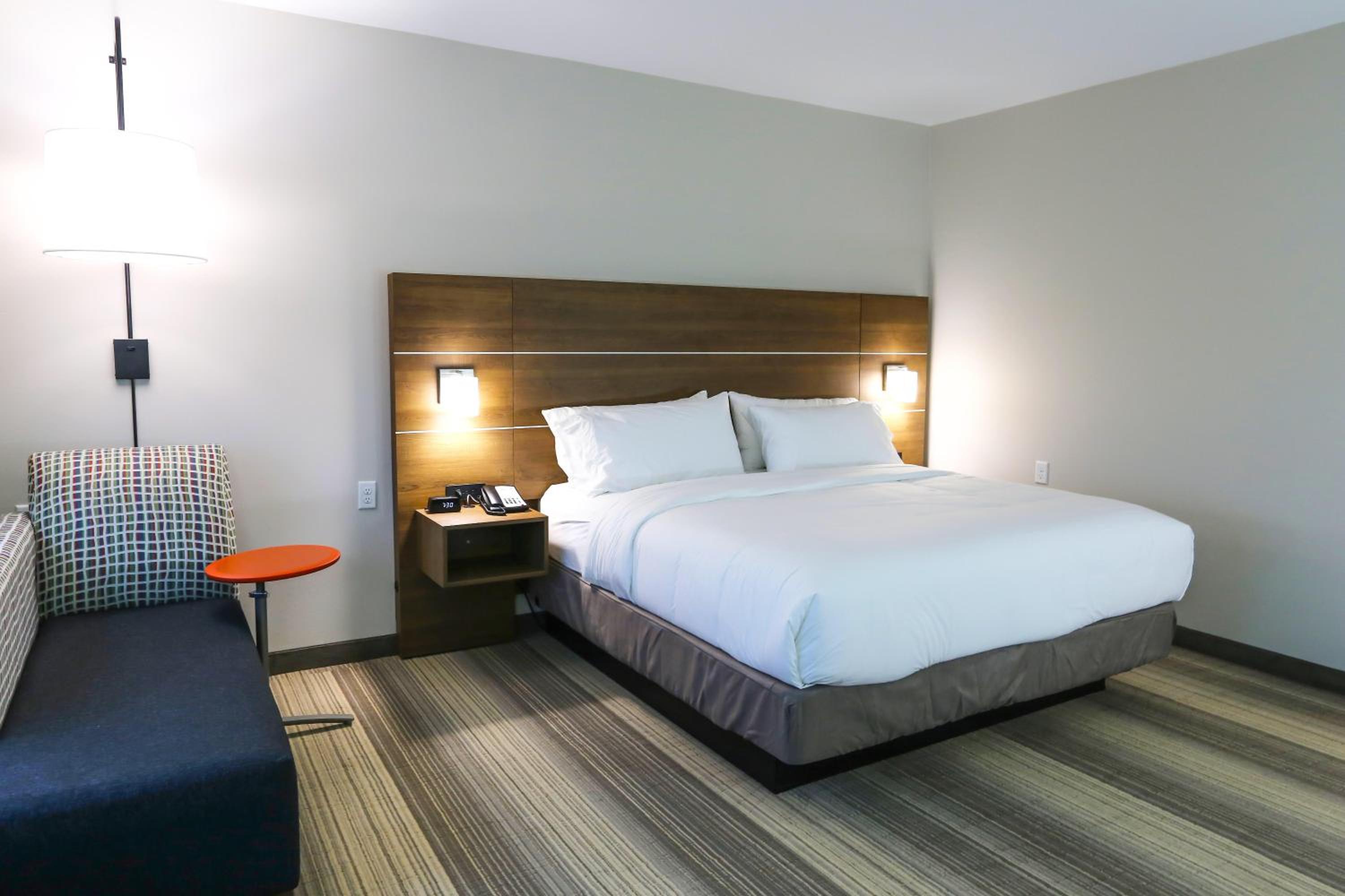 King Room with Roll In Shower - Non-Smoking