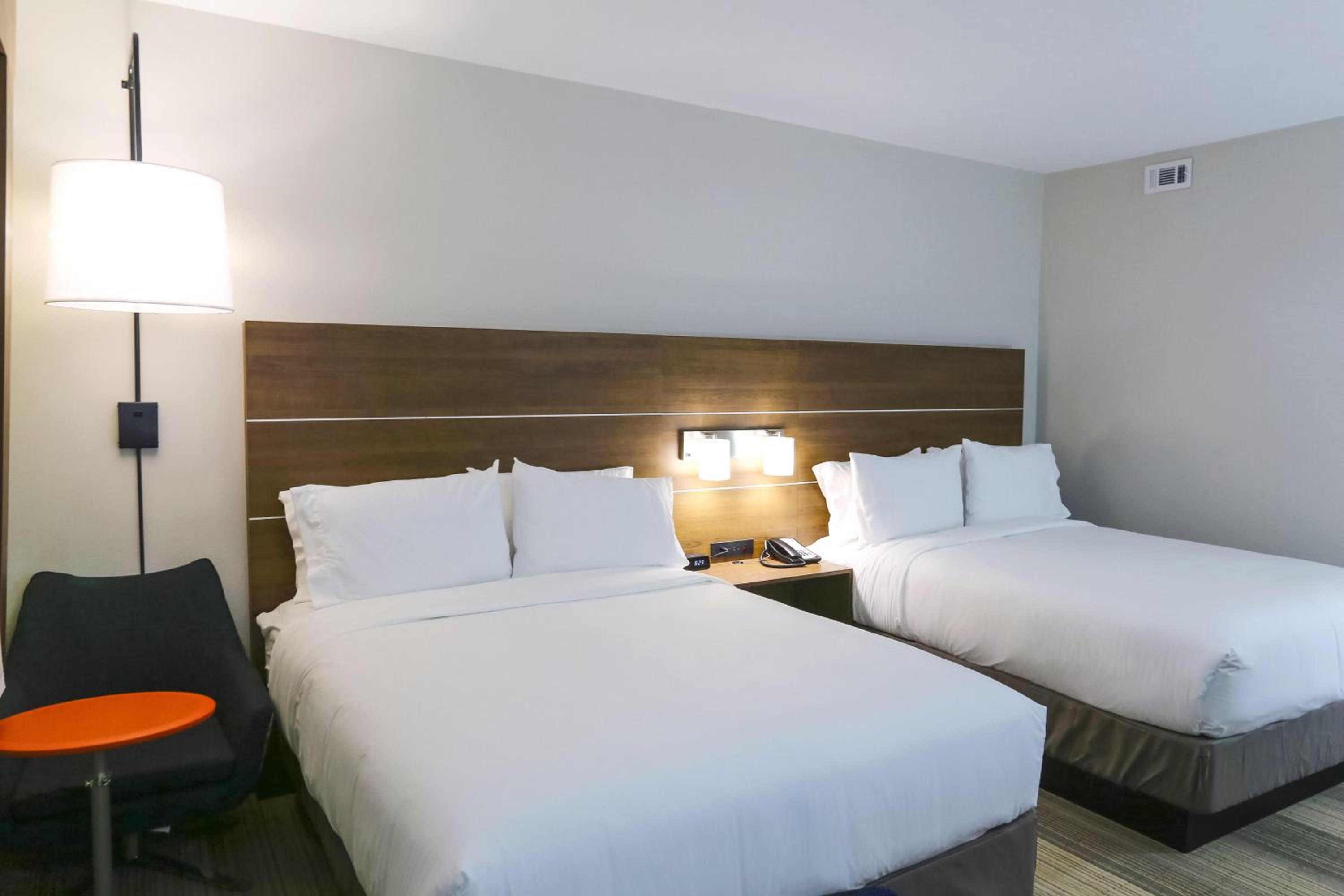 Standard Queen Room with Two Queen Beds and Mobility Accessible Tub