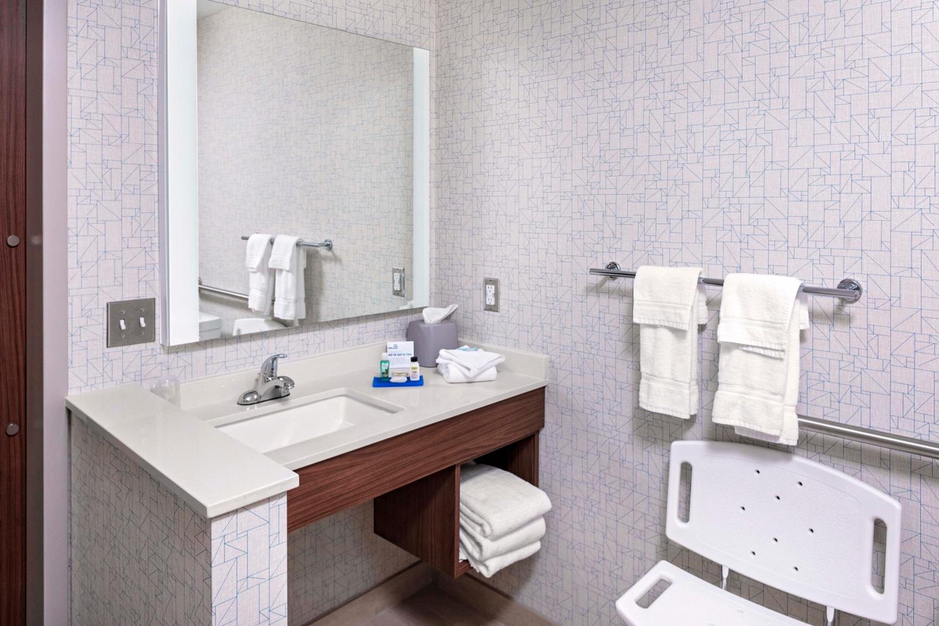 Standard Queen Room with Two Queen Beds and Tub - Accessible